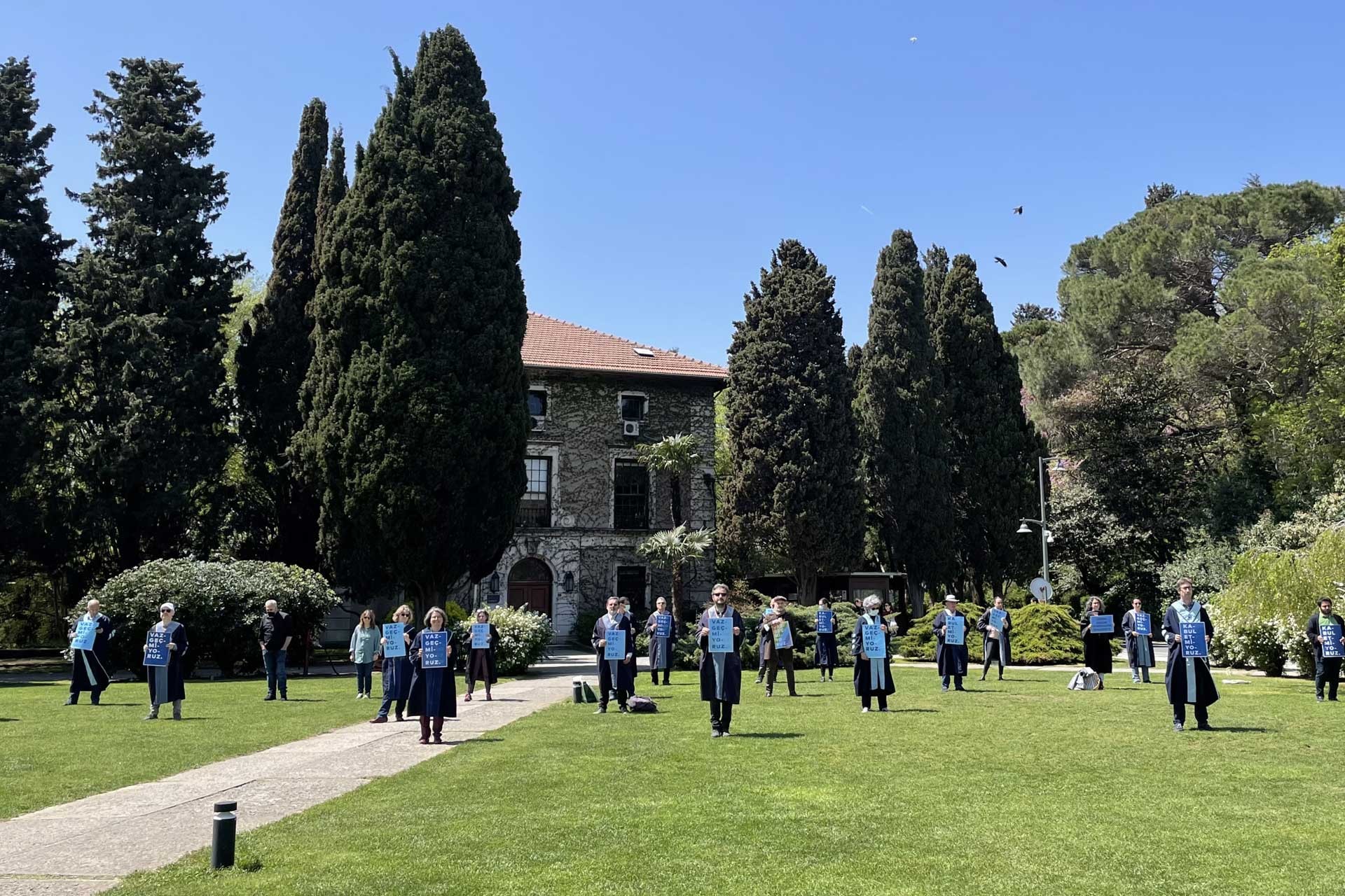 Boğaziçi akademisyenleri arkalarını 328. kez rektörlük binasına döndüler