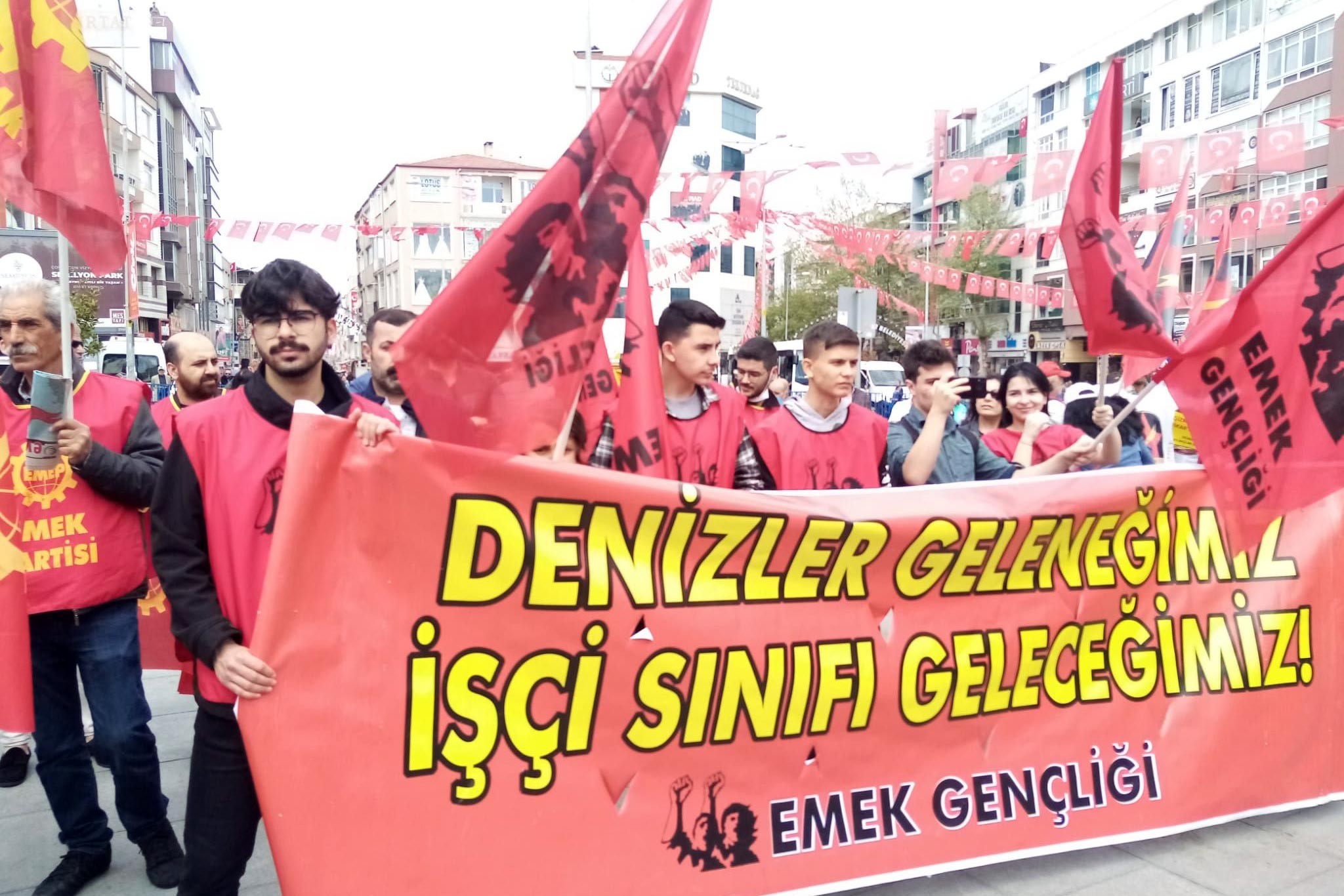 Çorlu'da 1 Mayıs mitinginde Emek Gençliği korteji