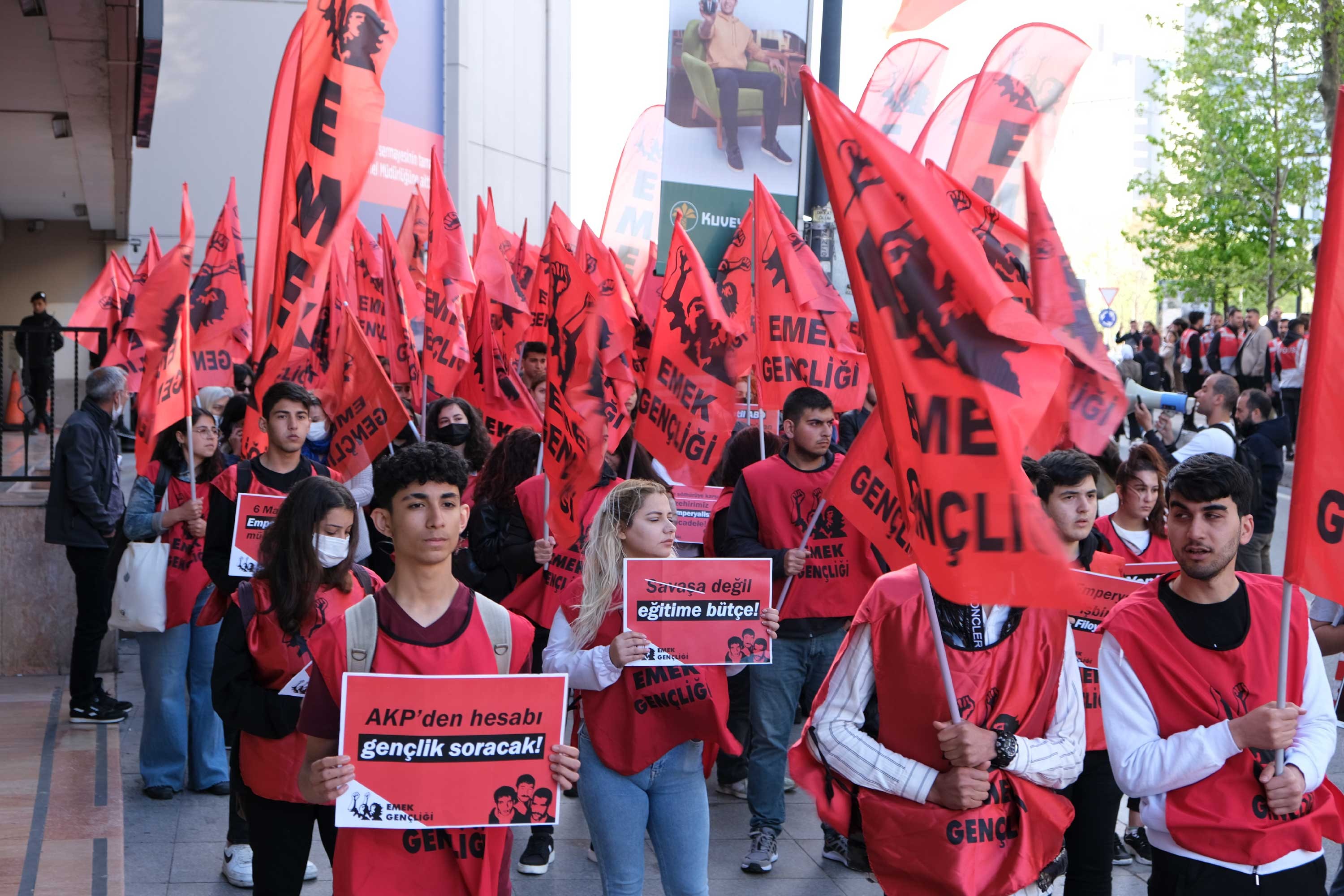 Artık gençlerin ümitleri enkaz altında değil