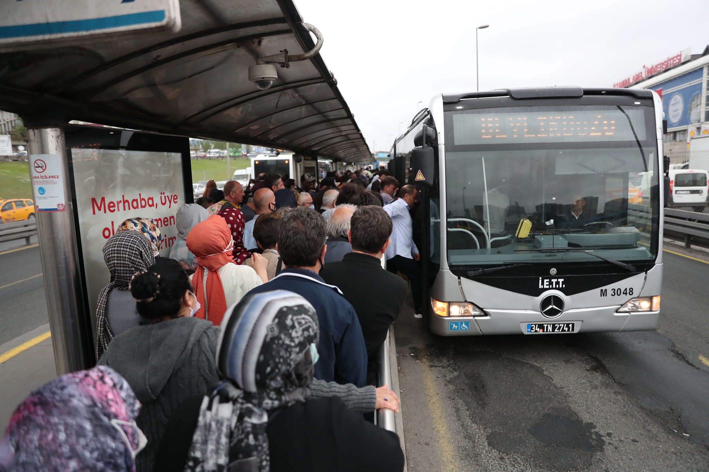 insanlar, metrobüs durağı, metrobüs, kalabalık, otobüse binmeye çalışan insanlar