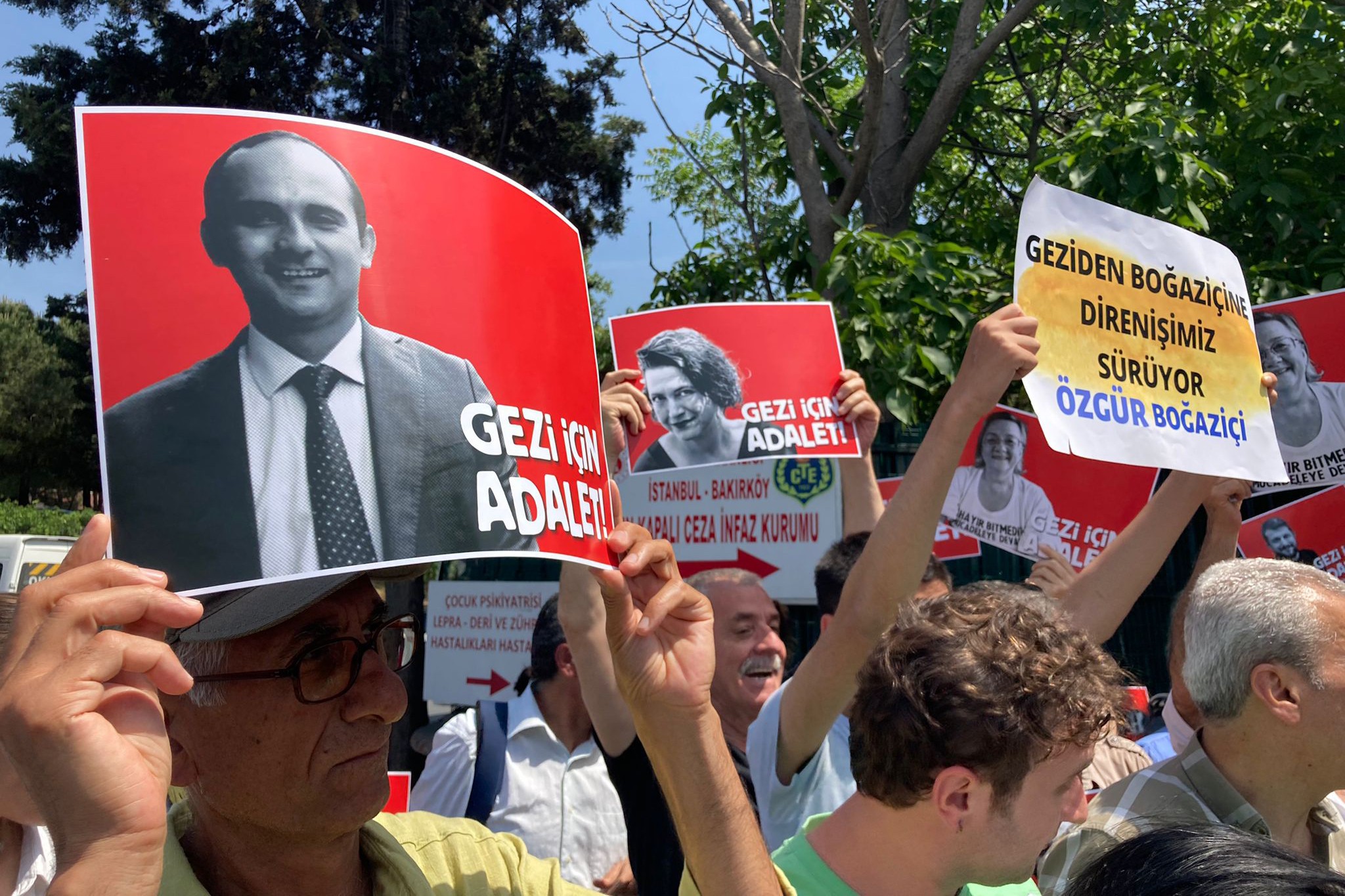 Gezi direnişinin 9. yılında Taksim Dayanışmasının çağrısıyla Silivri Cezaevi önünde yapılan basın açıklamasından bir fotoğraf.