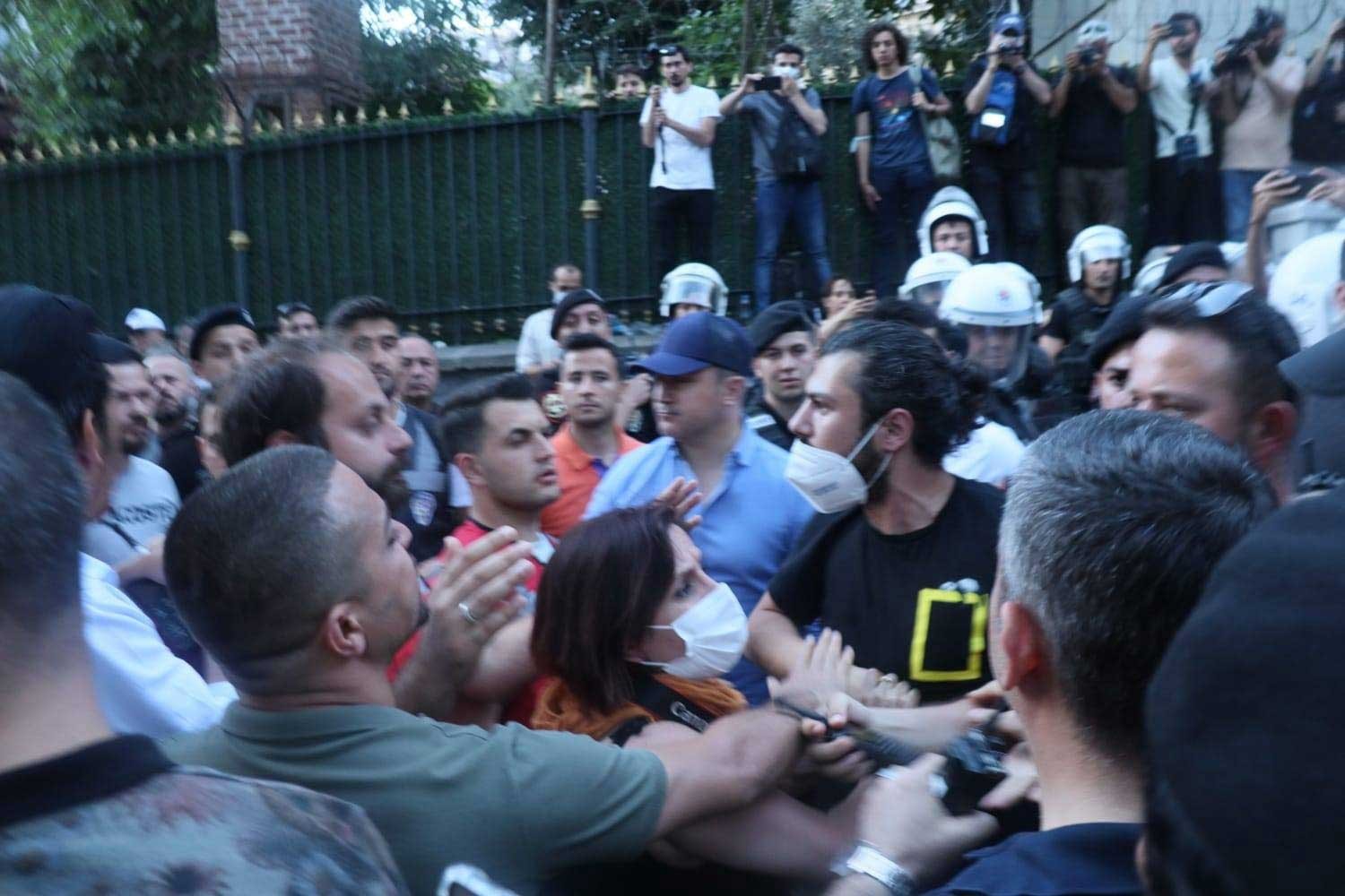 İstanbul Valiliği, gazetecileri darbeden polislere soruşturma açılmasını engelledi