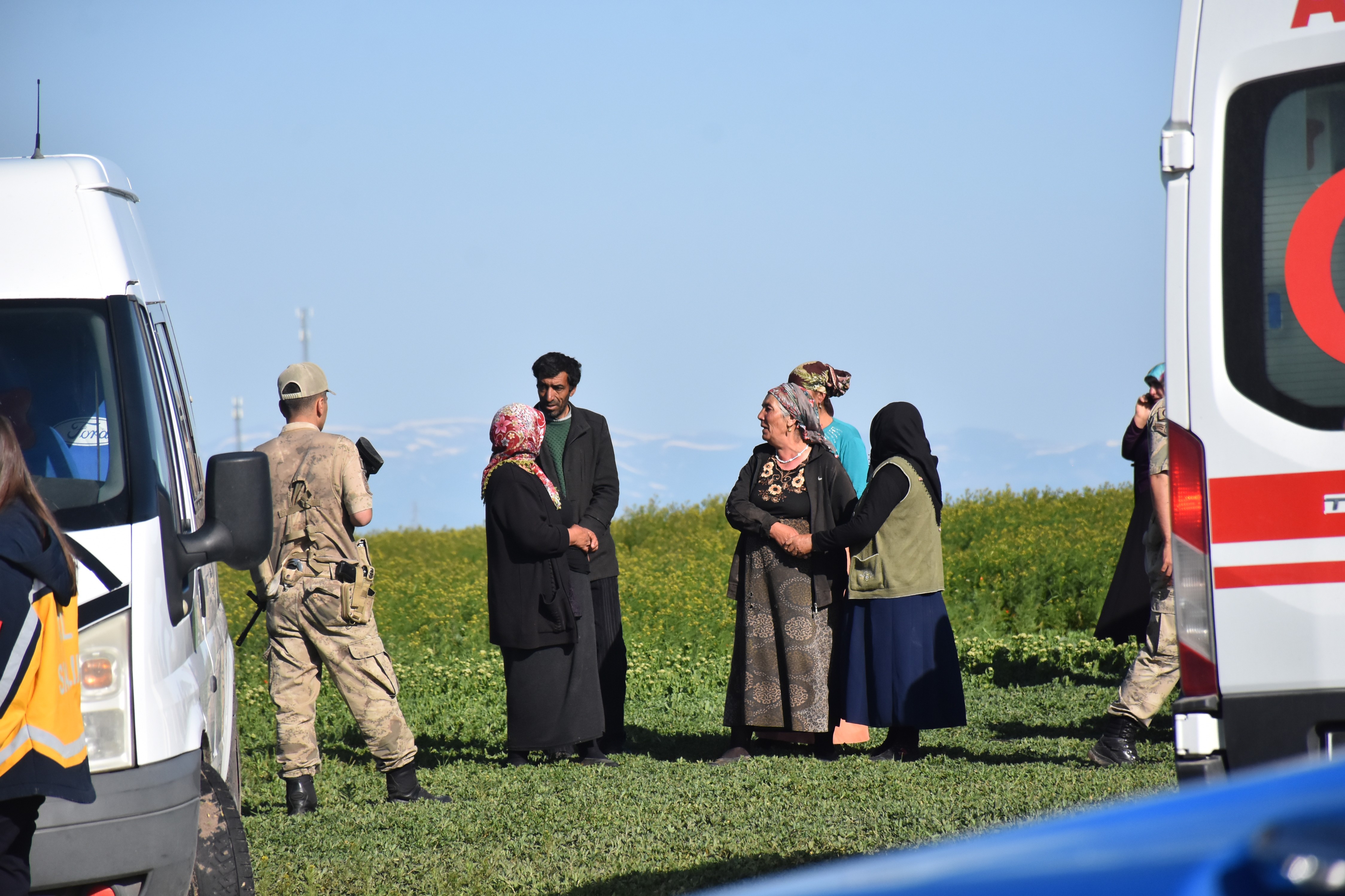 Toprak damı göçen evin yakınında jandarma ve vatandaşlar.