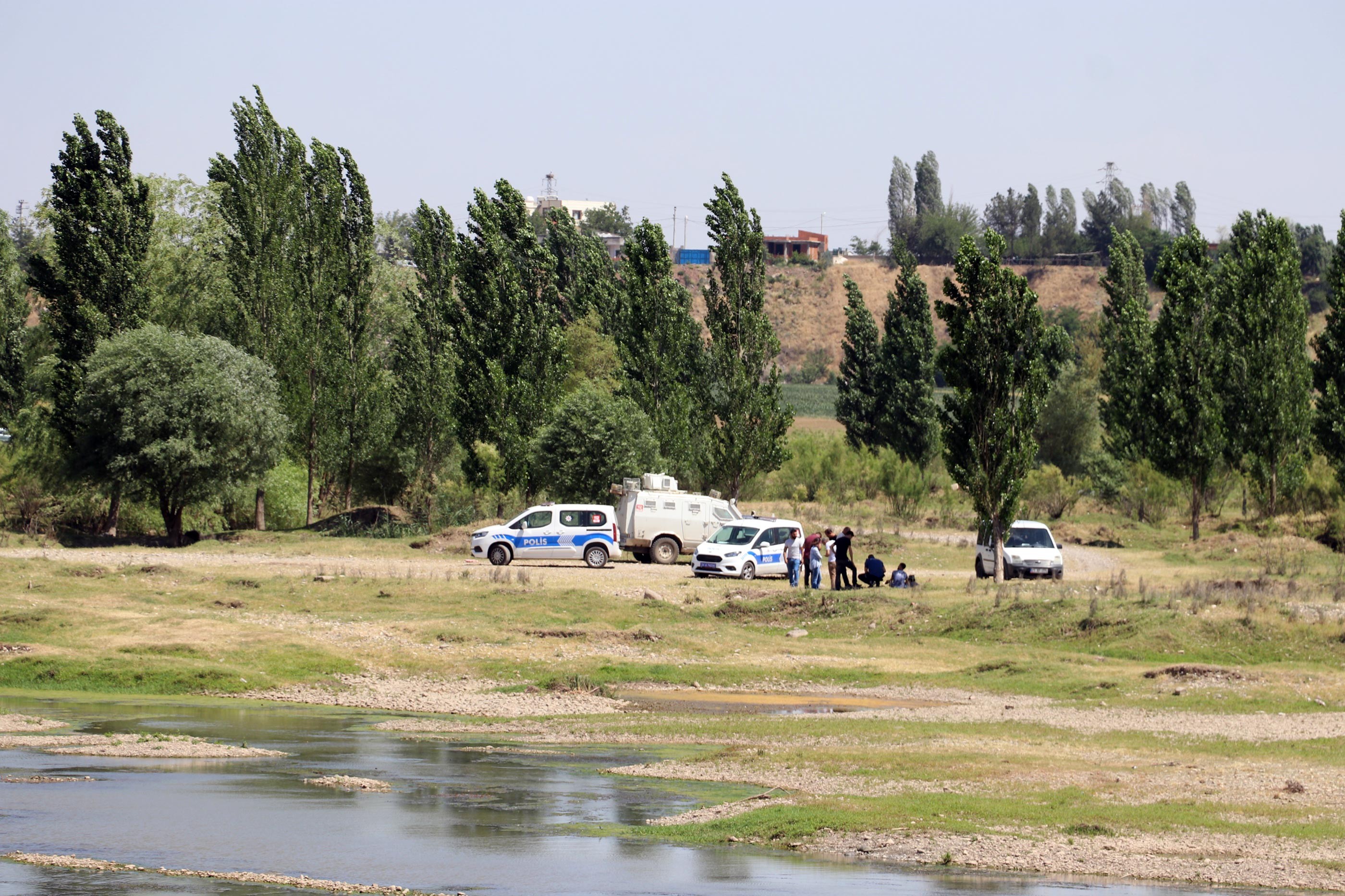 Dicle Nehri'ne giren 3 liseli genç boğuldu