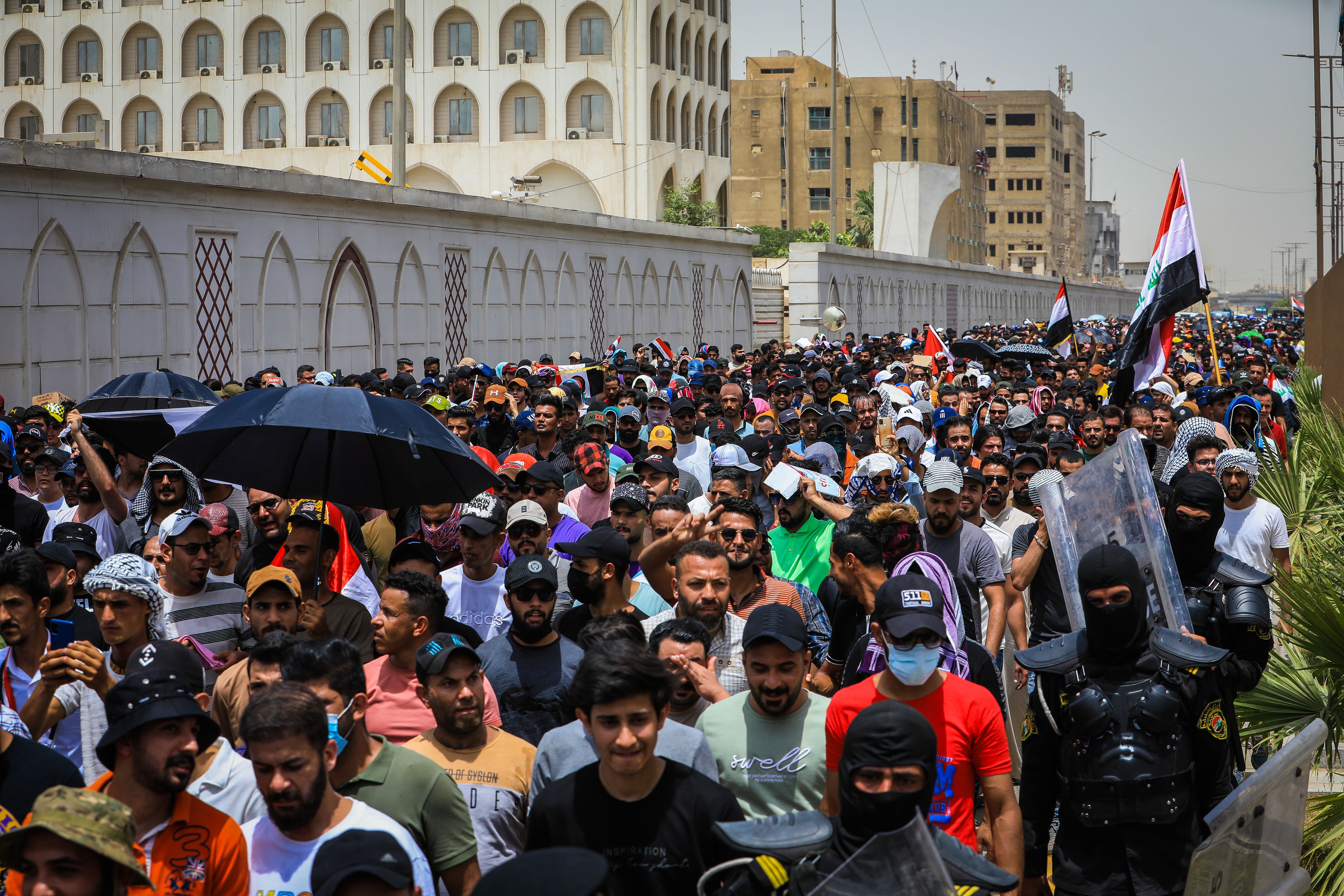 Irak'ta binlerce sözleşmeli memur kadro talebiyle eylem düzenledi