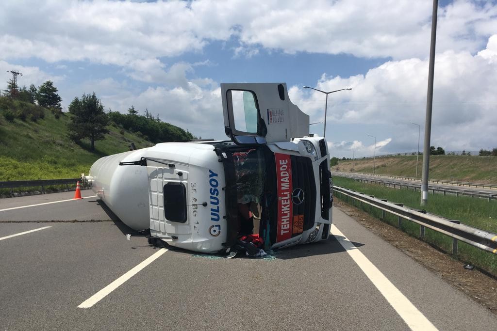 LPG yüklü tanker devrilen Anadolu Otoyolu'nun Bolu kesimi çift yönlü trafiğe kapatıldı