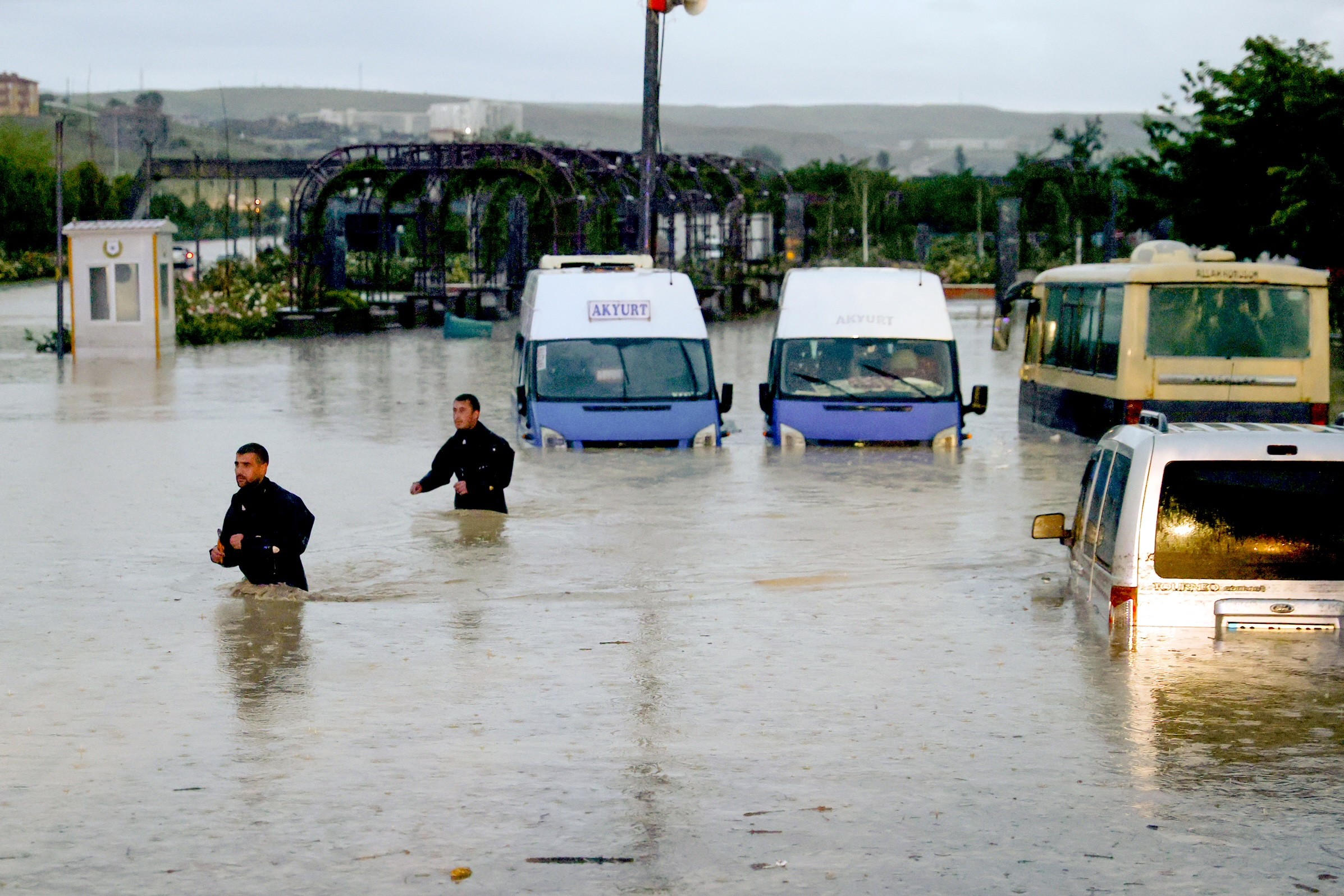 Ankara'nın Akyurt ilçesinde meydana gelen sel sebebiyle su altında kalan yollar.