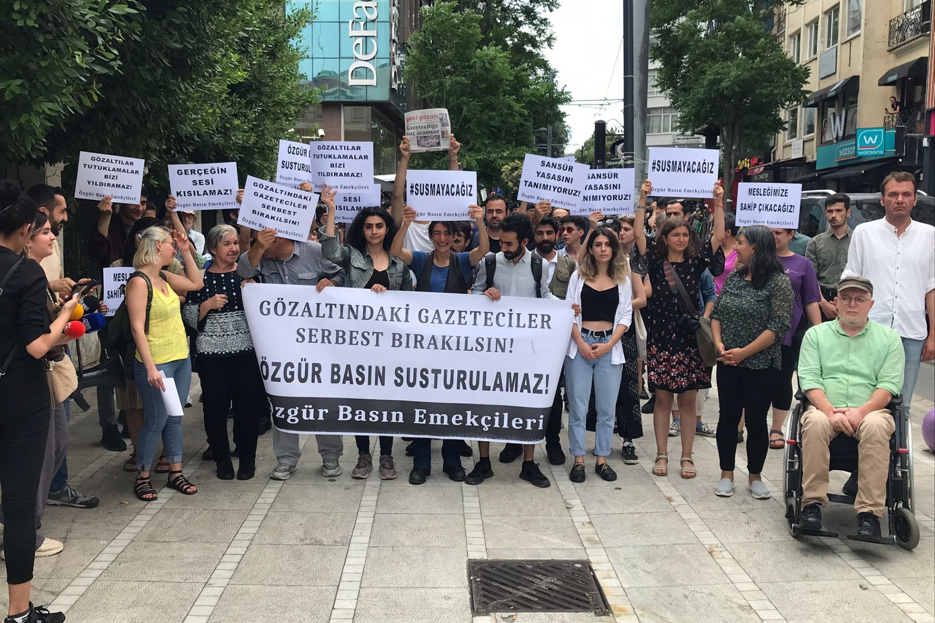 Gazetecilerin gözaltına alınması Kadıköy'de protesto edildi