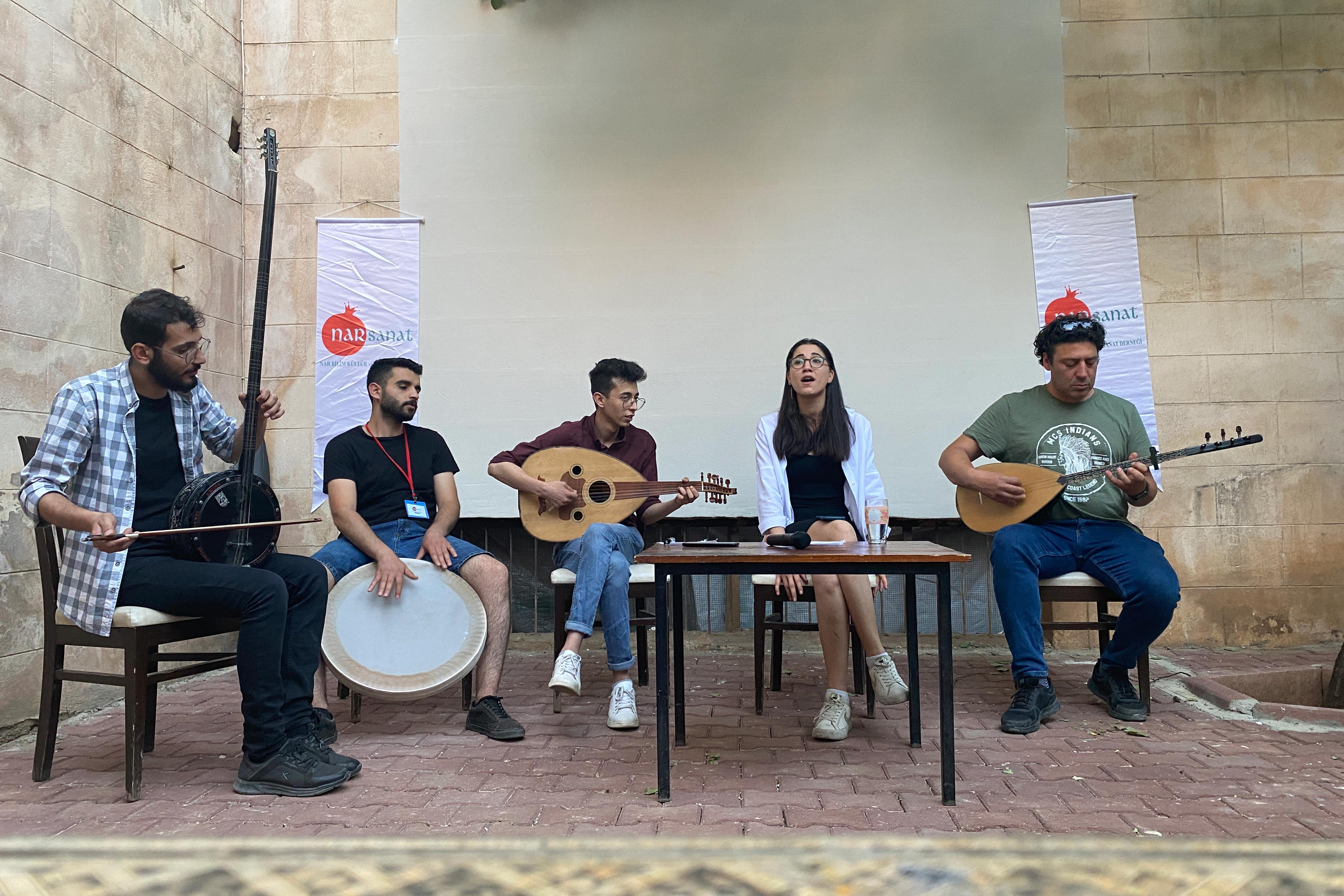 Antep'te BİRTEK-SEN ve Nar Sanat Derneğinin ortak düzenlediği etkinlikten bir fotoğraf.