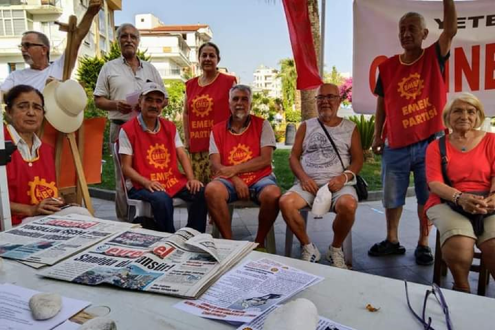 Emek Partisi Kuşadası İlçe Örgütünden "hayat pahalılığına karşı yoksulluk sınırının üzerinde ücret" kampanyası