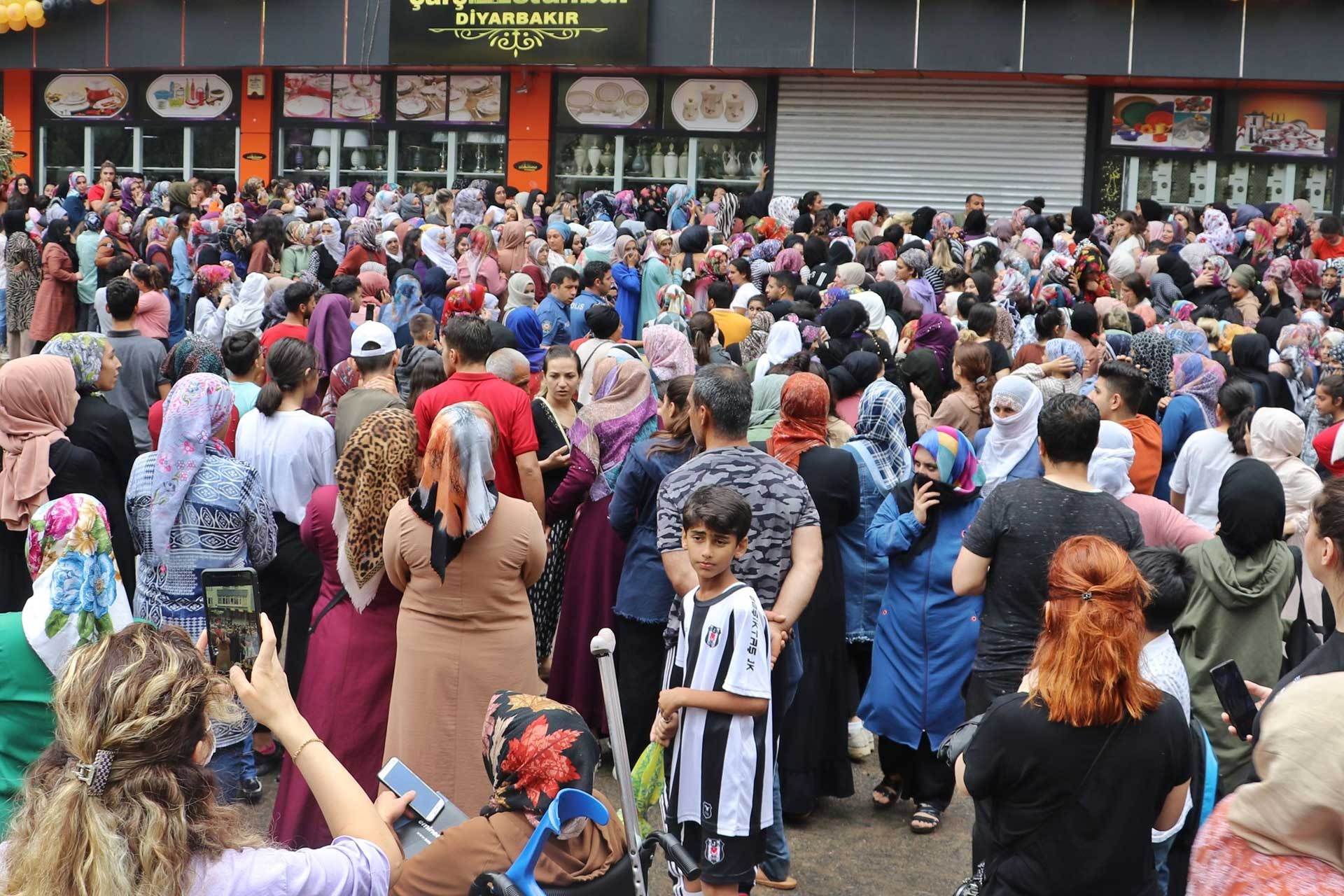 Diyarbakır'da 'indirim' izdihamı; kepenk kapatıldı