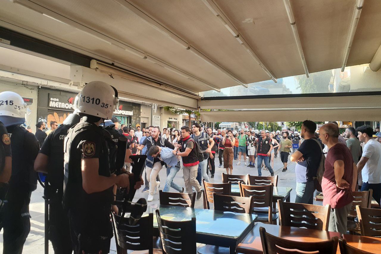 İzmir’de Onur Yürüyüşü'ne polis müdahalesinde 8 kişi gözaltına alındı