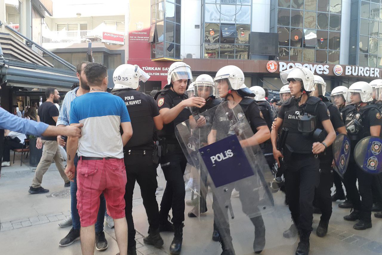 Polis gözaltına alırken