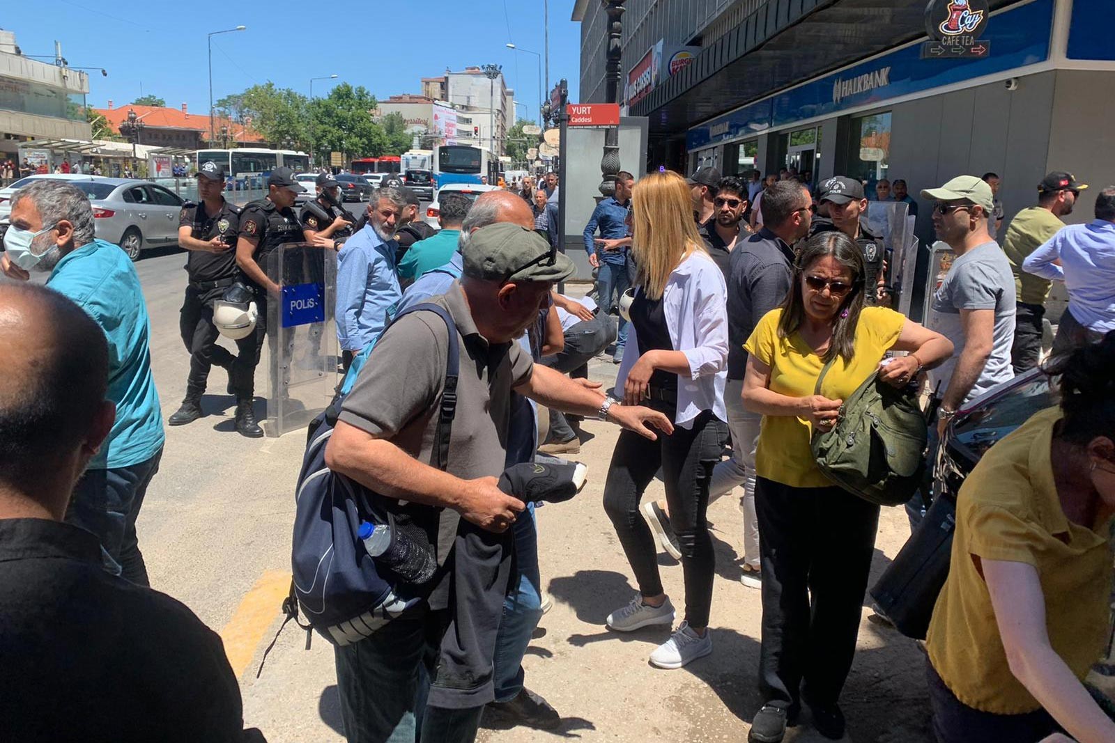 "Darbedildik, savunma hakkından mahrum bırakıldık, gazetecilik yapmaya devam edeceğiz"