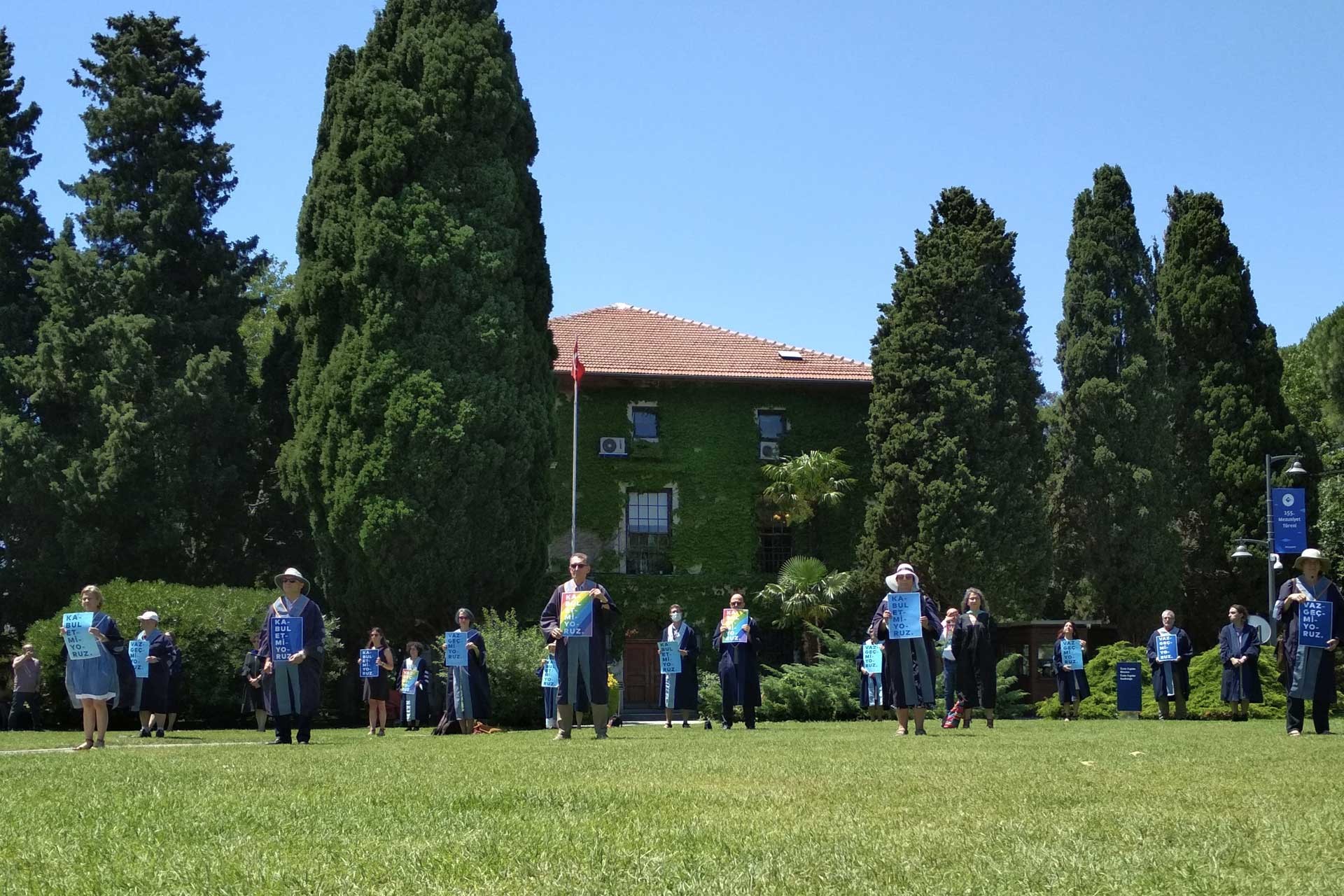 Boğaziçi akademisyenleri arkalarını 373. kez rektörlük binasına döndüler