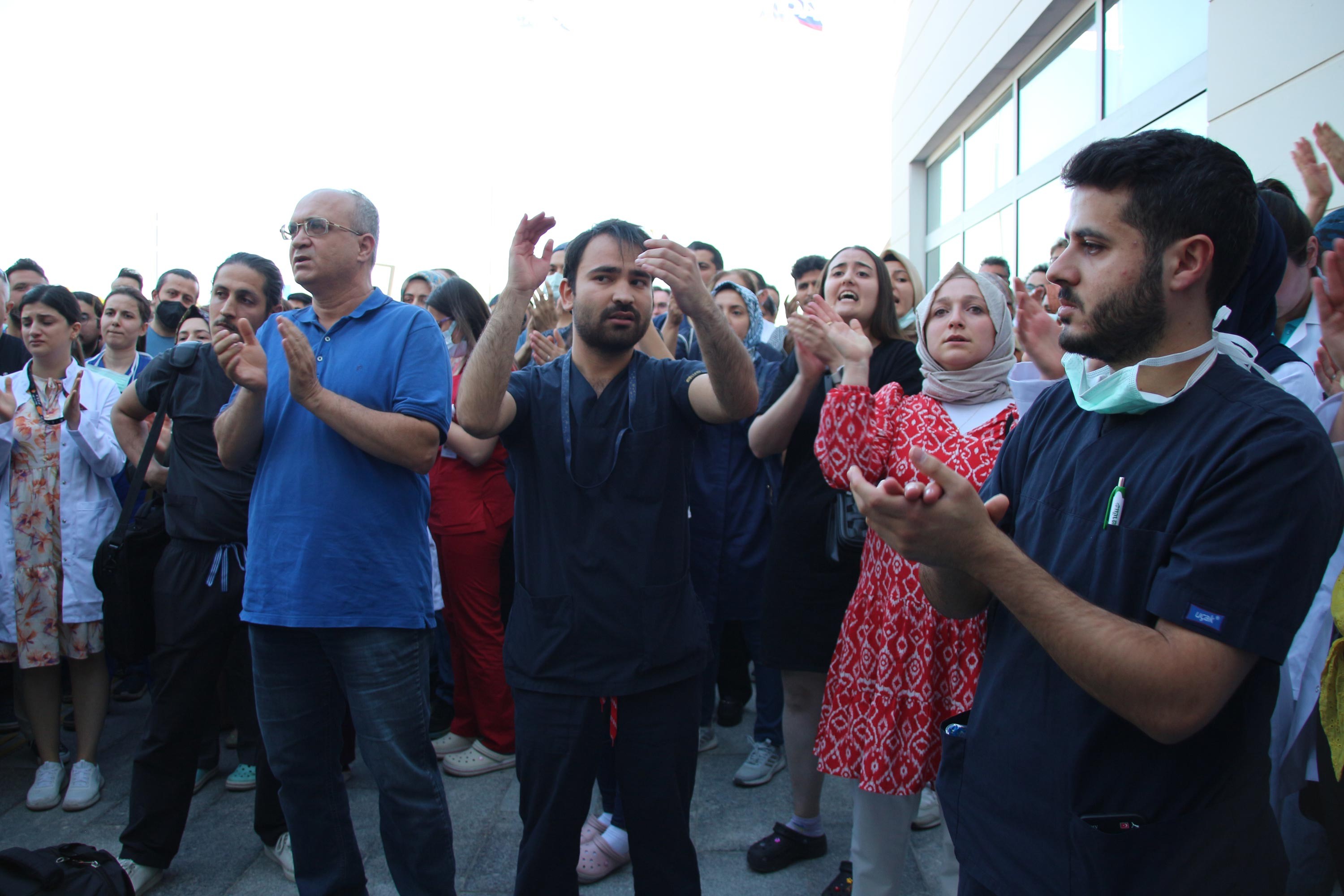 Konya Şehir Hastanesinde sağlık emekçileri cinayete ve sağlıkta şiddete tepki gösterdi.