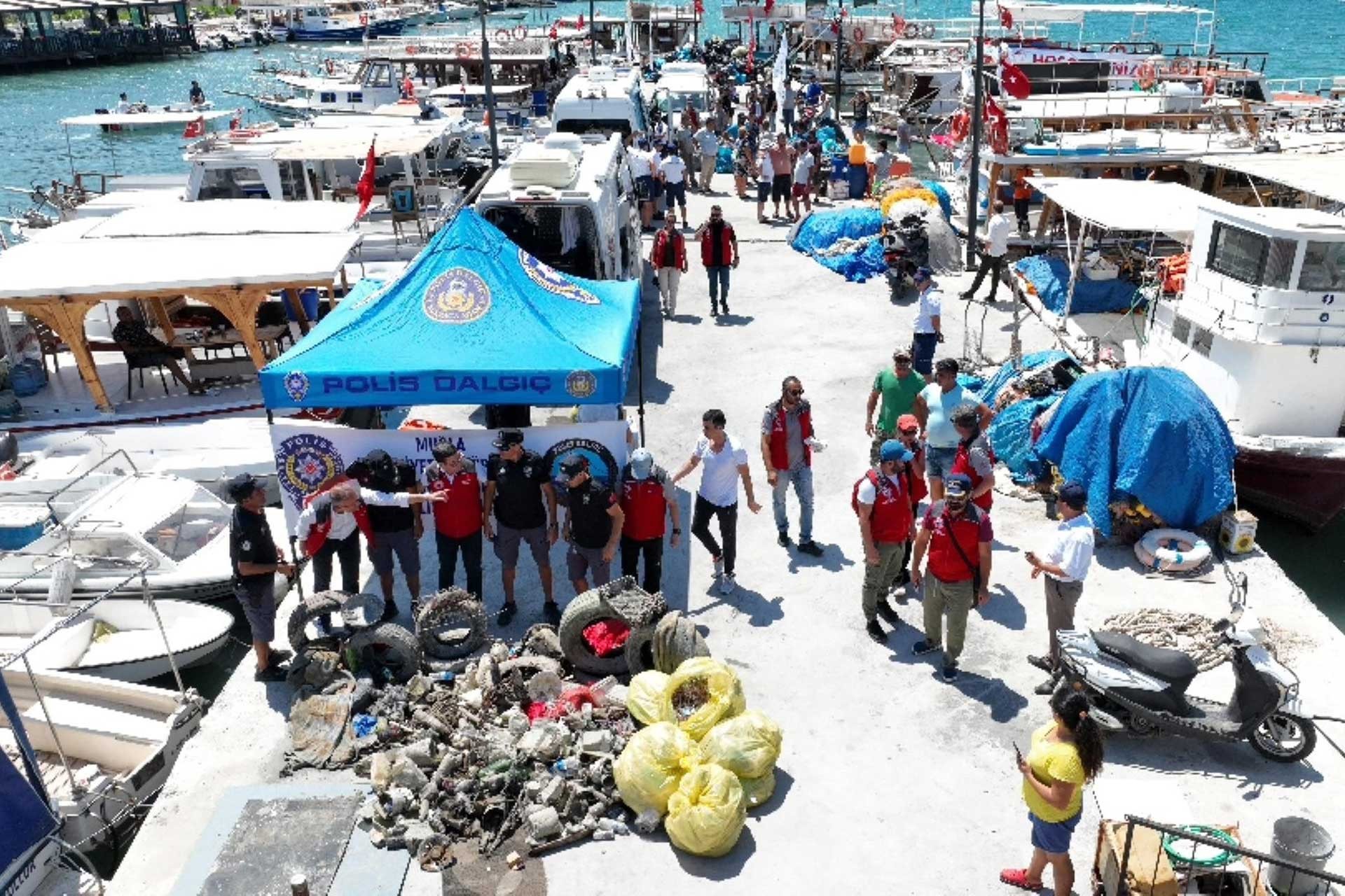 Bodrum'da deniz dibi ve 11 koydan 7,5 ton çöp çıktı