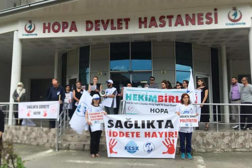 Hopa'da hastane önünde açıklama