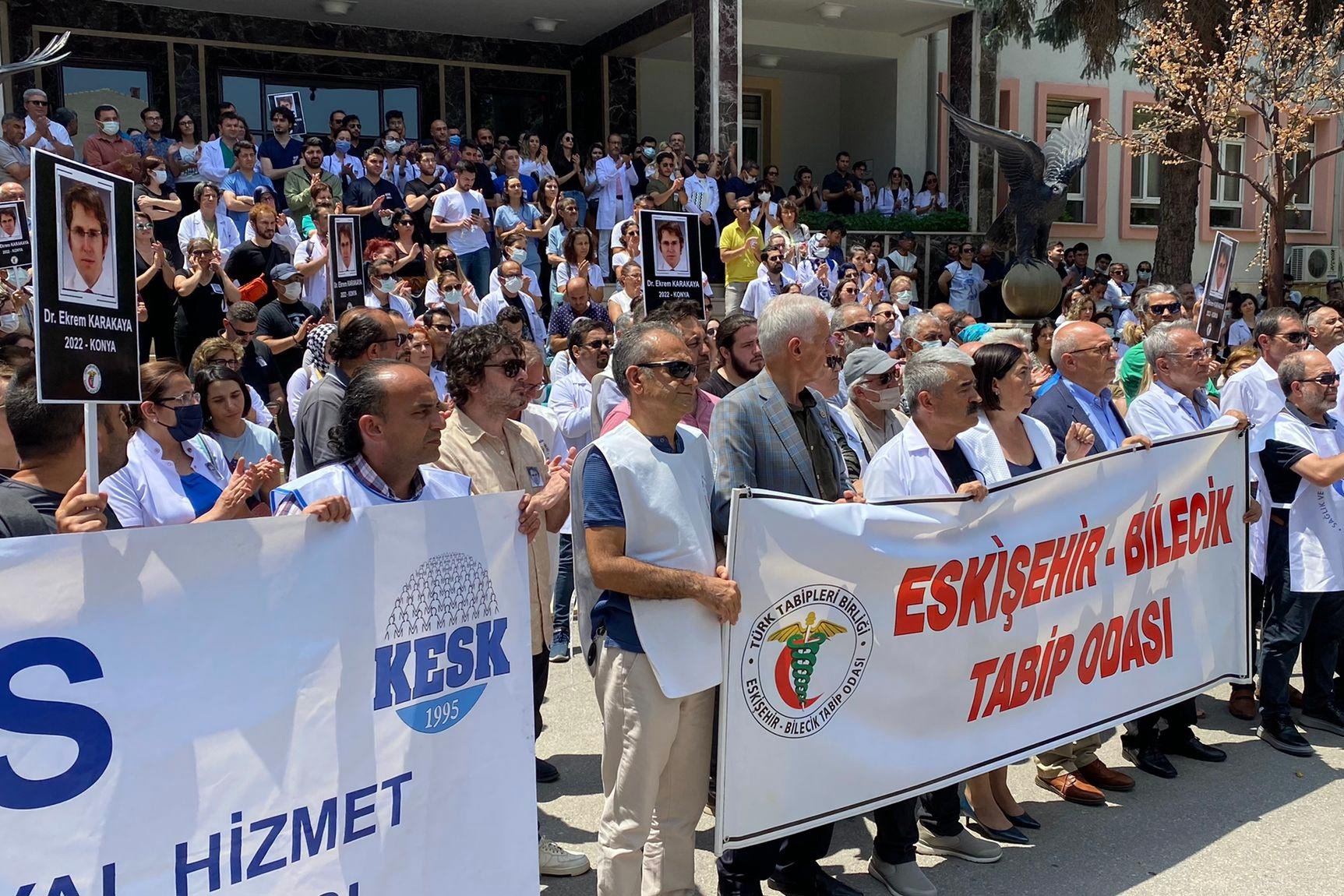 Eskişehir'de hastane önünde sağlık emekçileri.