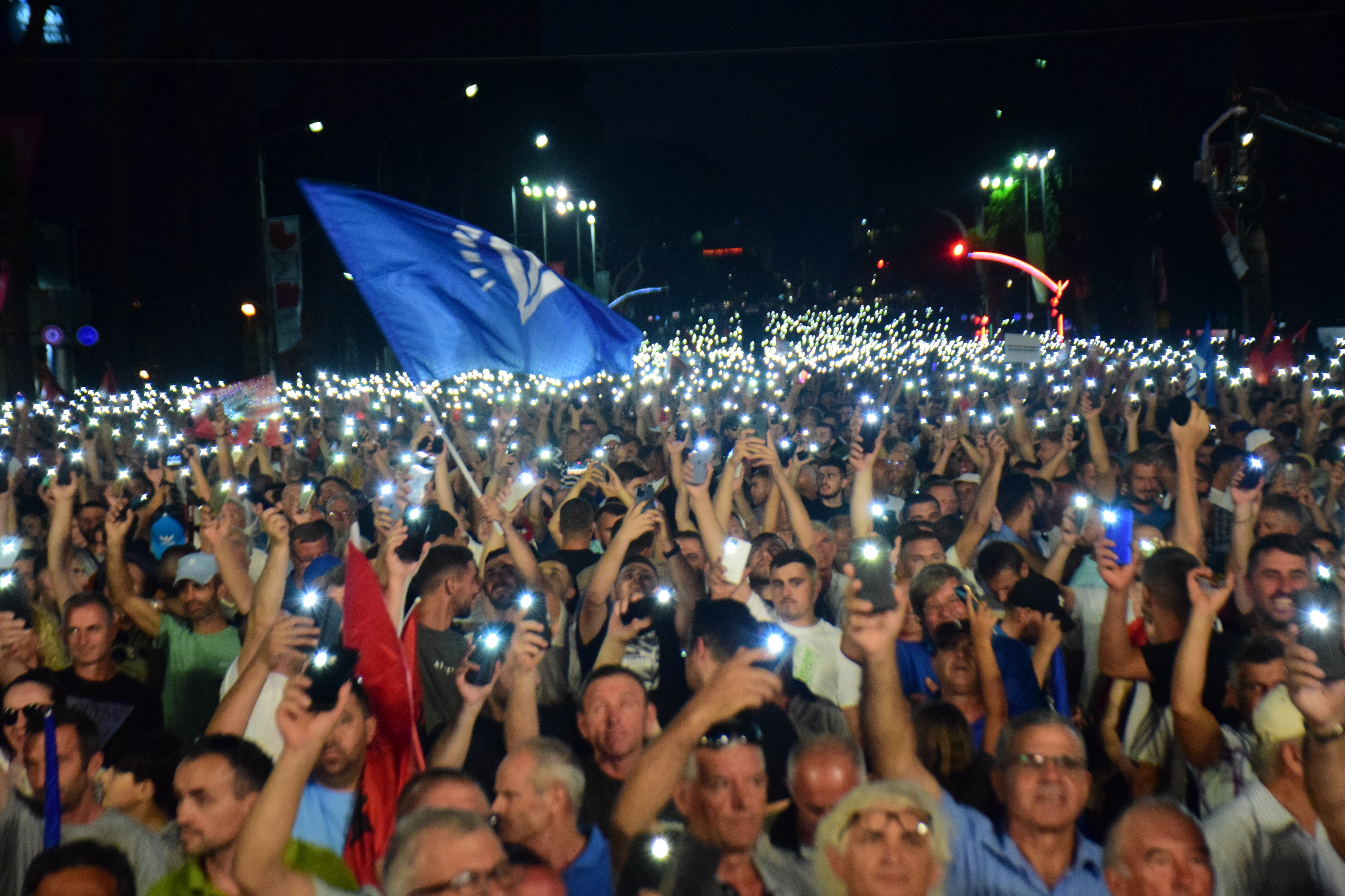 Arnavutluk'ta halkın düzenlediği protesto gösterilerinden bir fotoğraf.