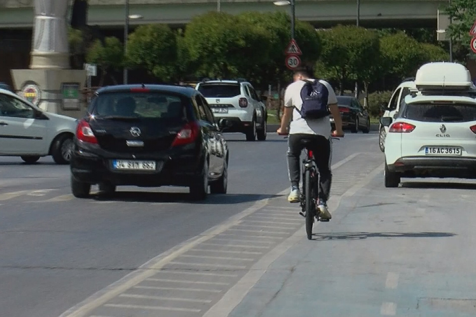 Bisiklet yolları park eden araçlarla işgal altında: Güvenli bisiklet yolları istiyoruz