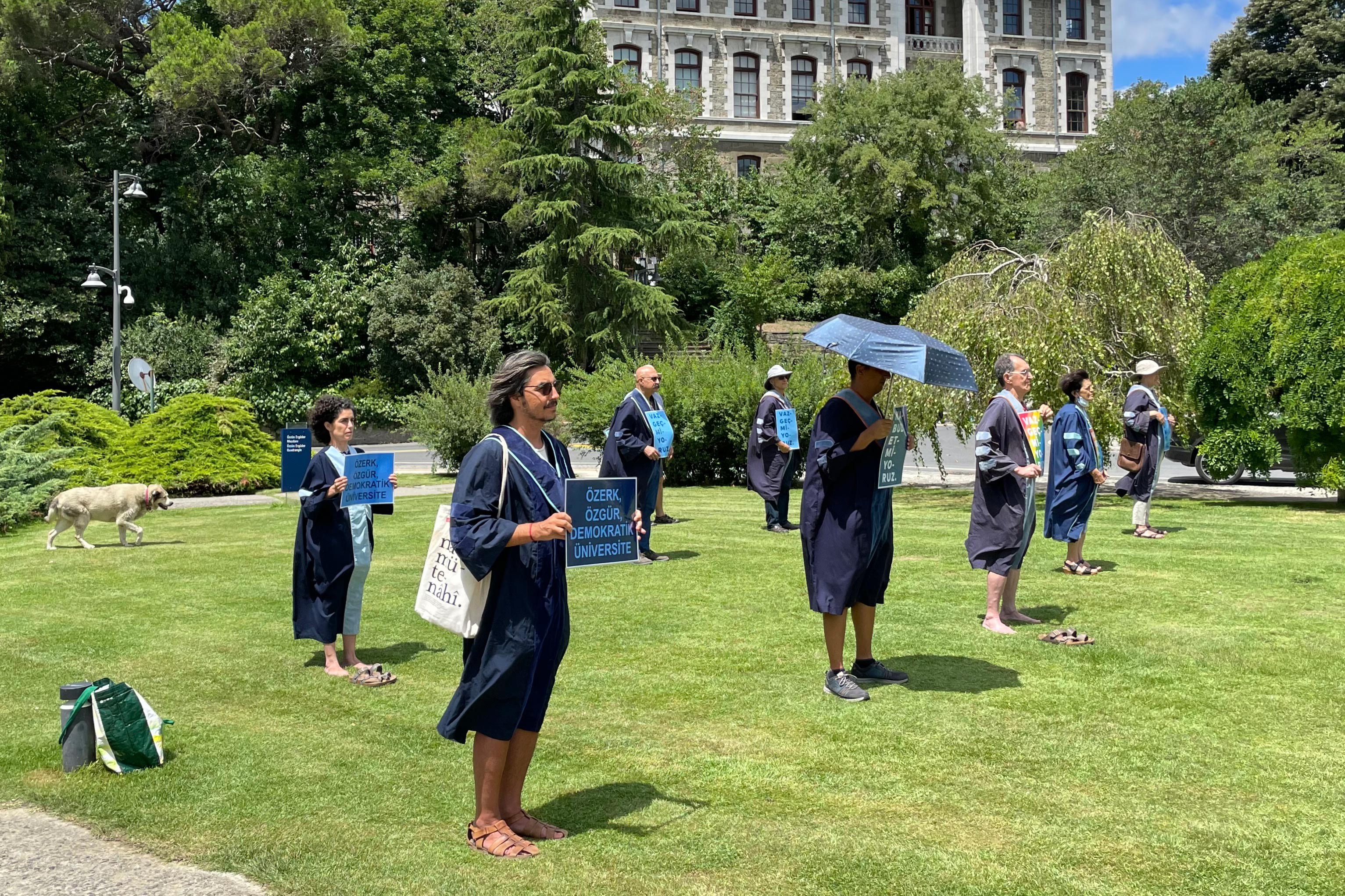 Boğaziçi akademisyenleri 377. kez arkalarını rektörlük binasına döndü