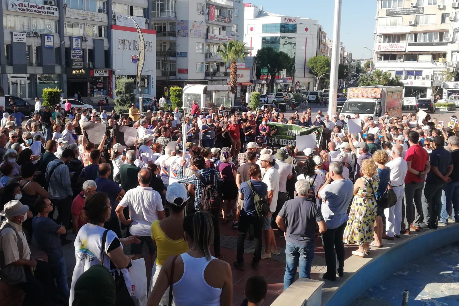 Aliağa'da "ölüm gemisine" karşı eylem: Zehirlenmek istemiyoruz