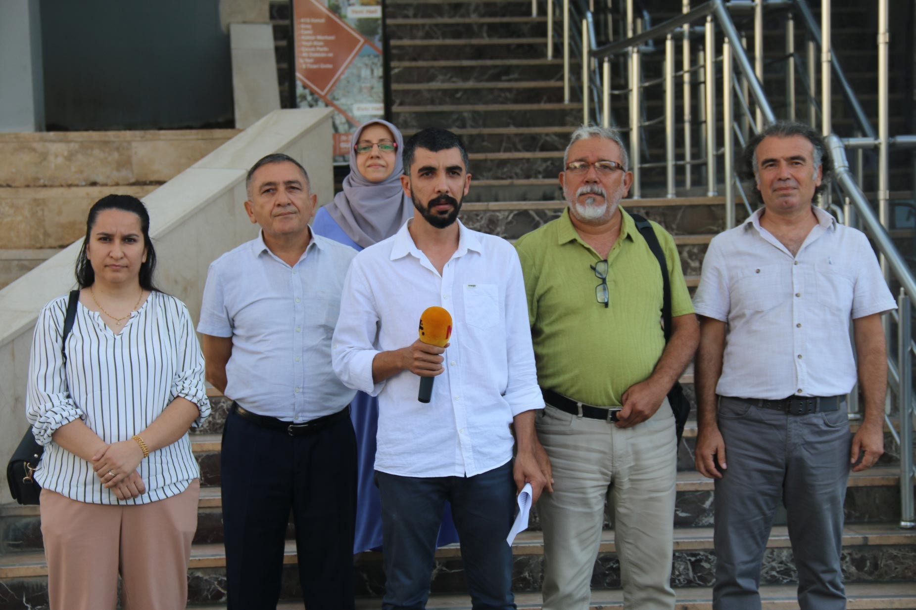 Akdeniz Belediyesi'nde HDP, CHP ve EMEP'li meclis üyeleri gözaltıları protesto etti, toplantı ertelendi