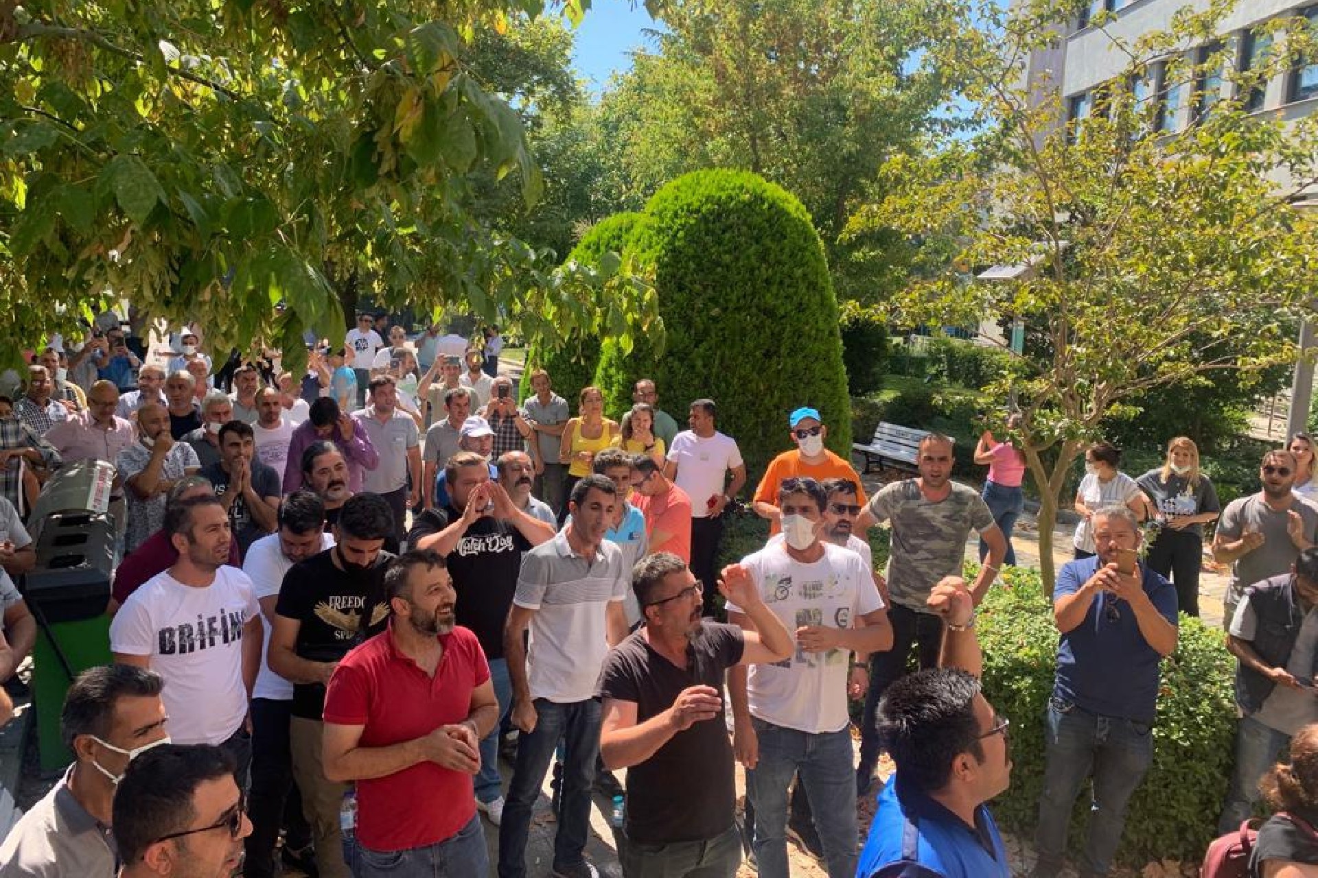 Kadıköy Belediyesi işçileri yüzde 40 zam teklifine karşı yürüdü: 1 ay sonra greve çıkıyoruz!