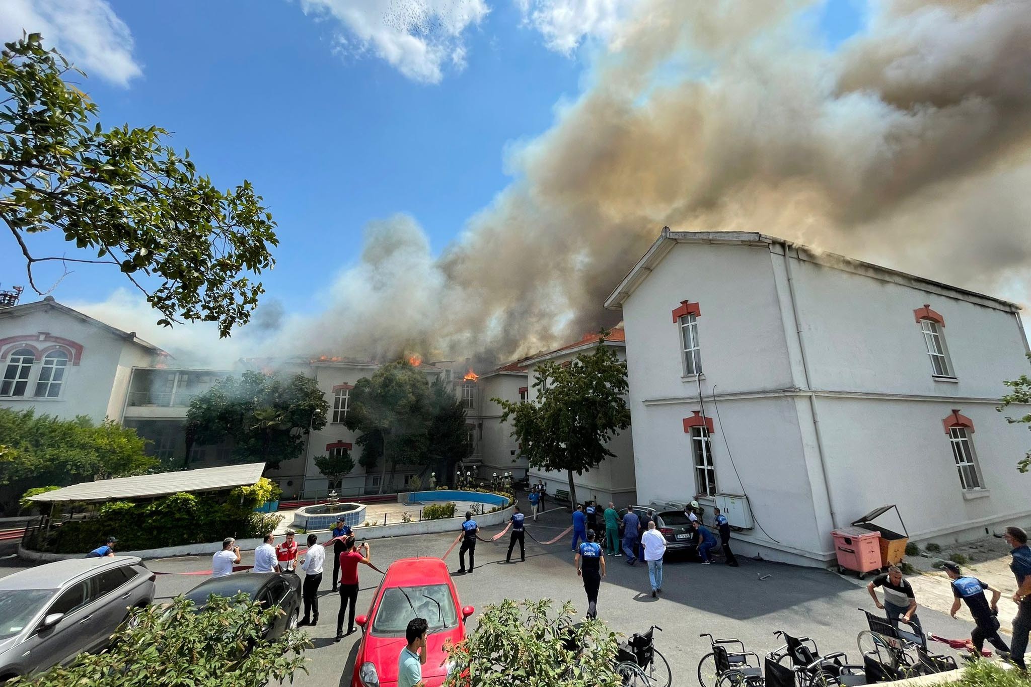  Balıklı Rum Hastanesi'nde yangın çıktı