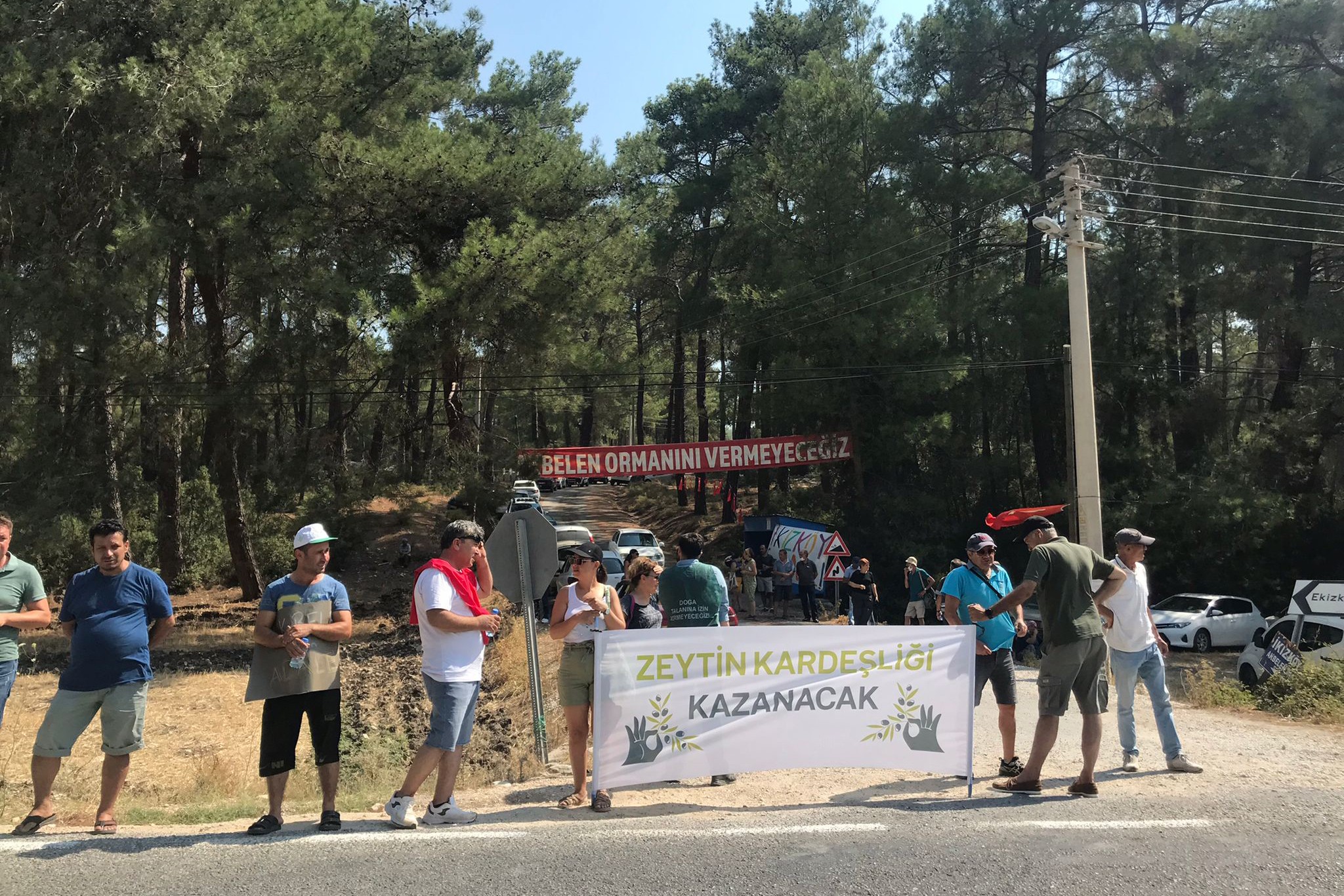 Bilirkişi keşfi yapılan Akbelen Ormanı alanında direnen köylüler. 