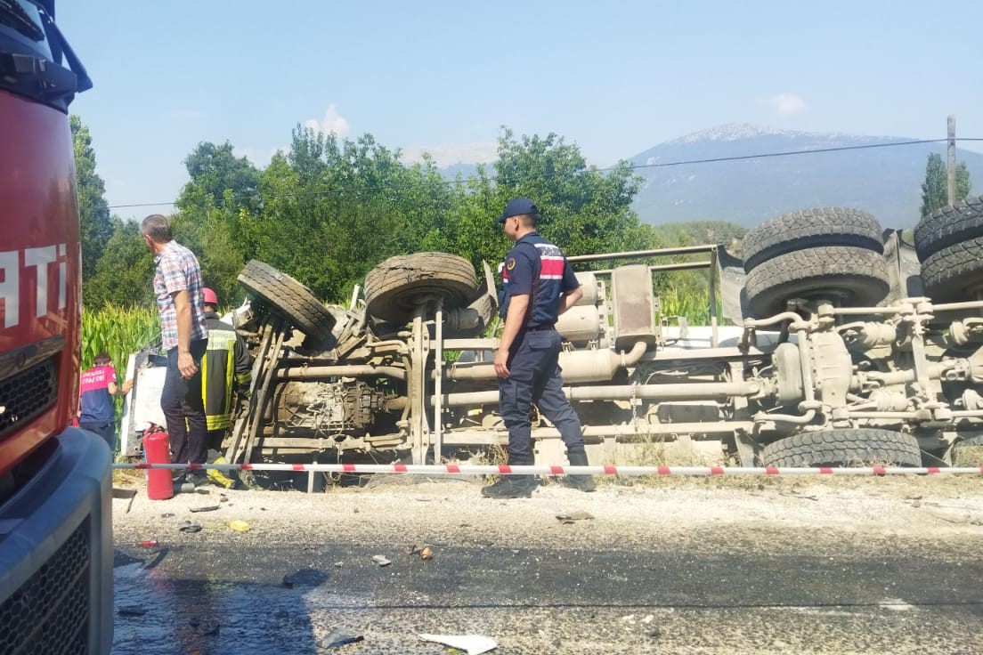 Denizli'de devrilen beton mikserinin sürücüsü öldü