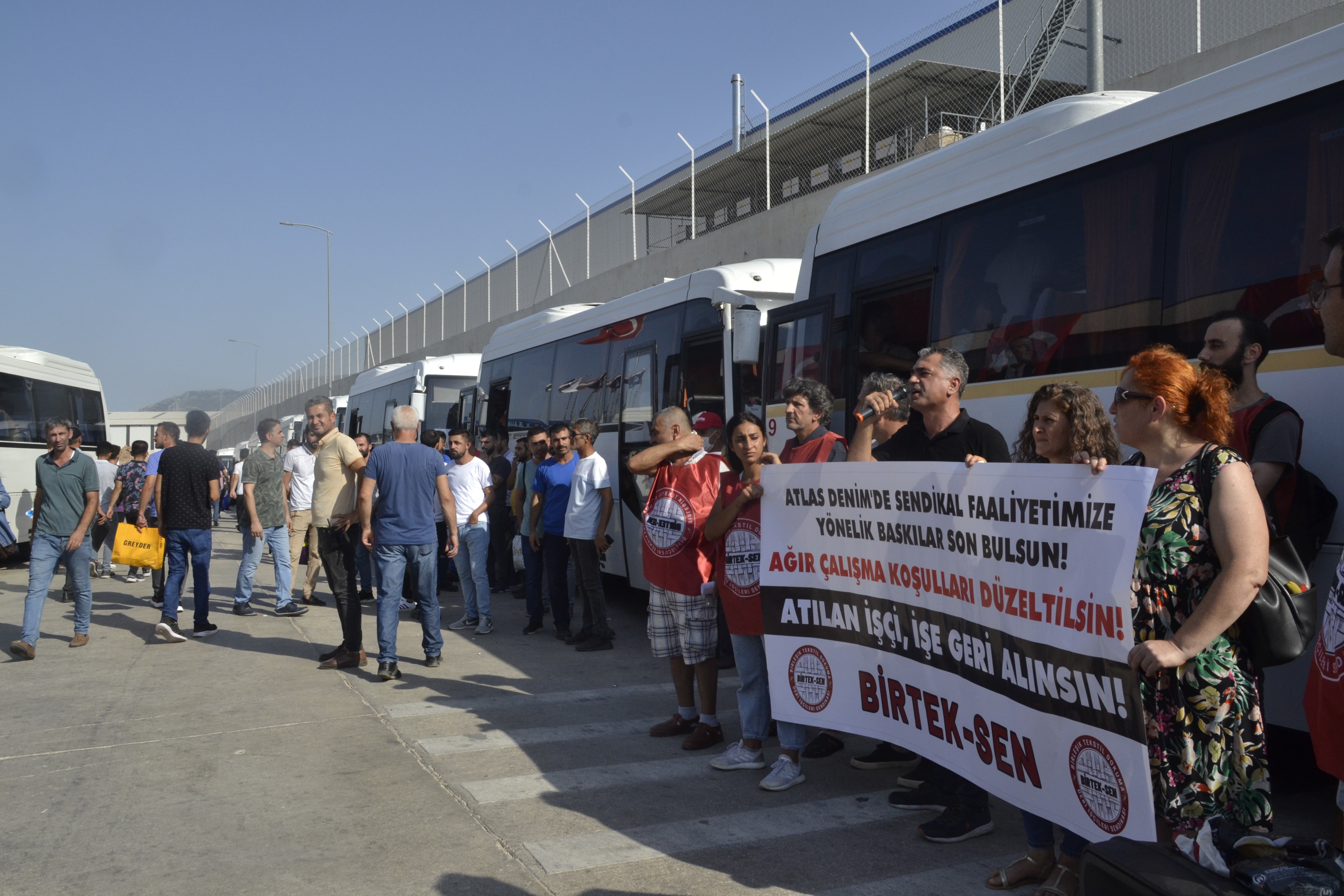 BİRTEK-SEN sendika düşmanlığı yapan Atlas Denim’i fabrika önünde protesto etti