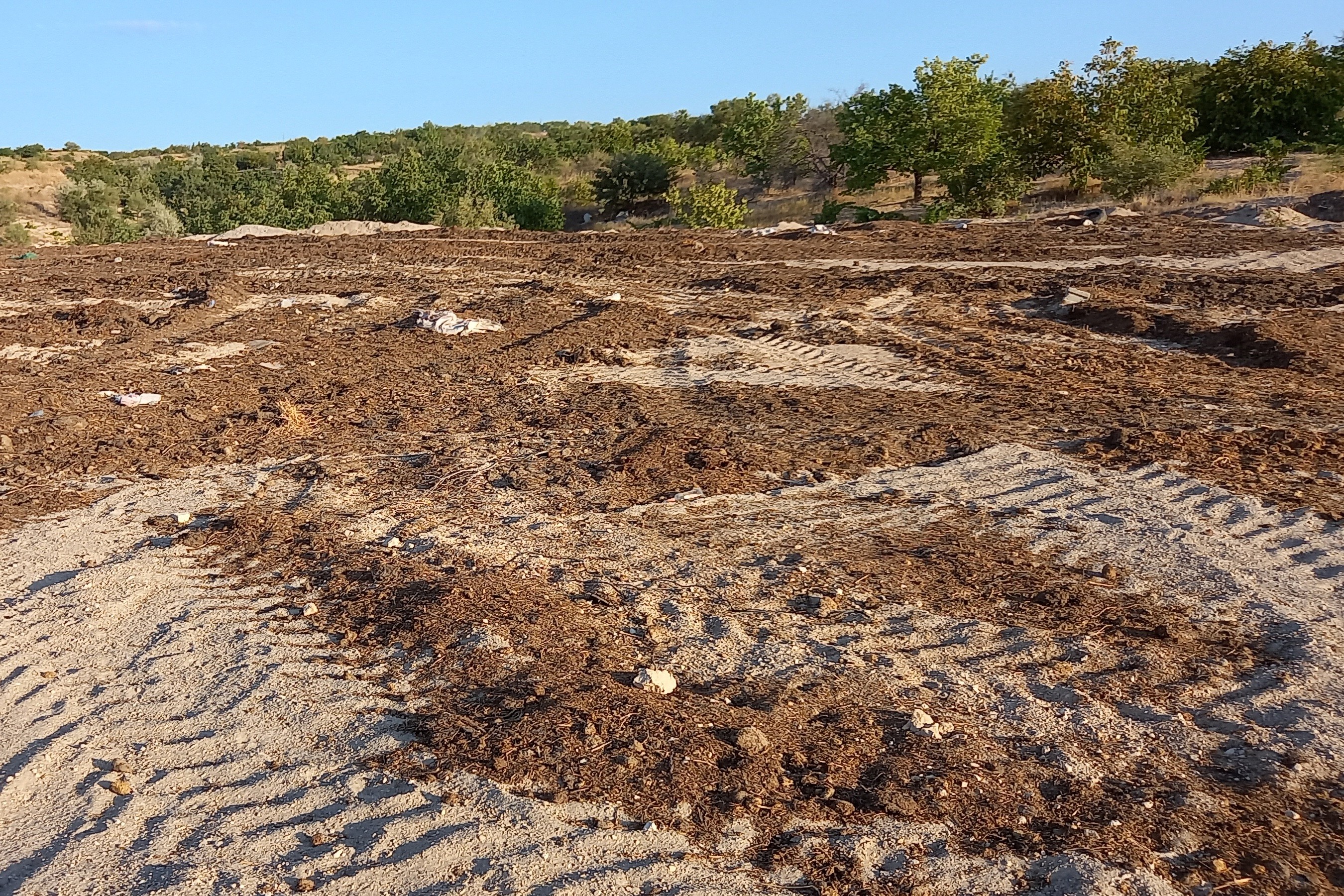 Kapadokya’da tahribatı gizlemek için yol hafriyatı üzerine hayvan gübresi döktüler!  ​​​​​