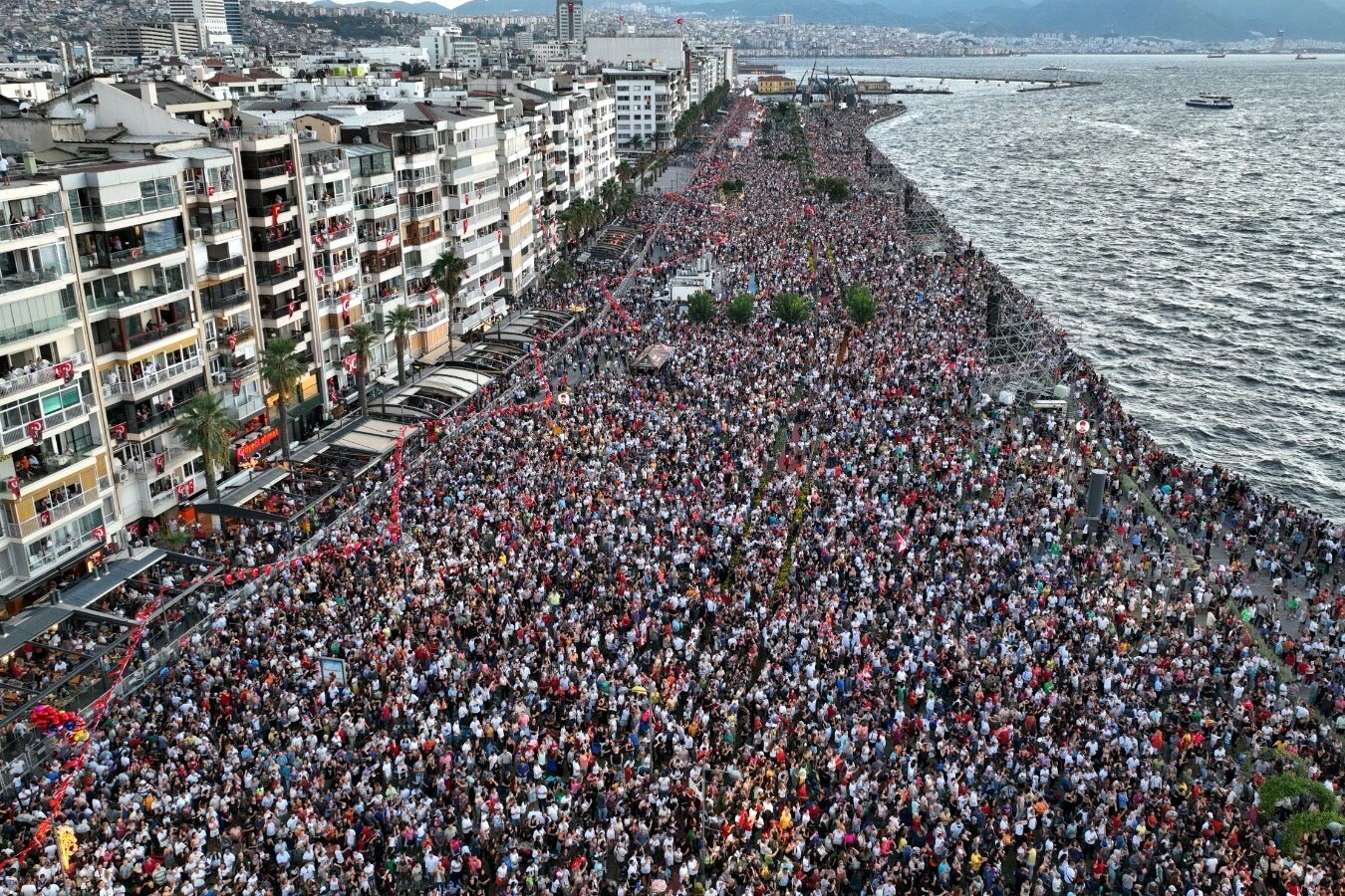 Gündoğdu Meydanı hınca hınç doldu