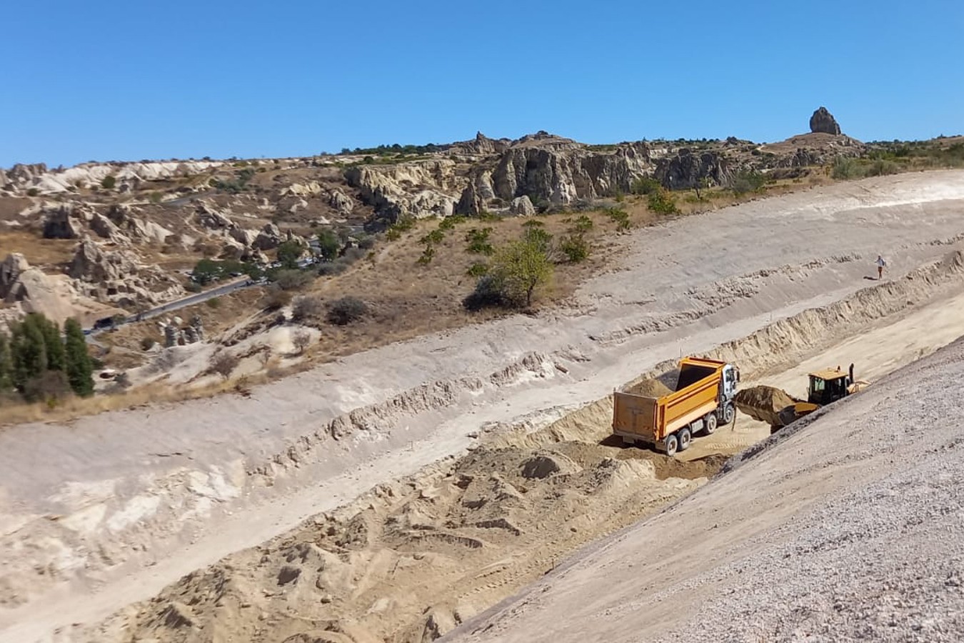 Kapadokya'da Peri Bacaları'nı ve tarihi yapıları yok etme pahasına süren yol çalışmasından fotoğraf.