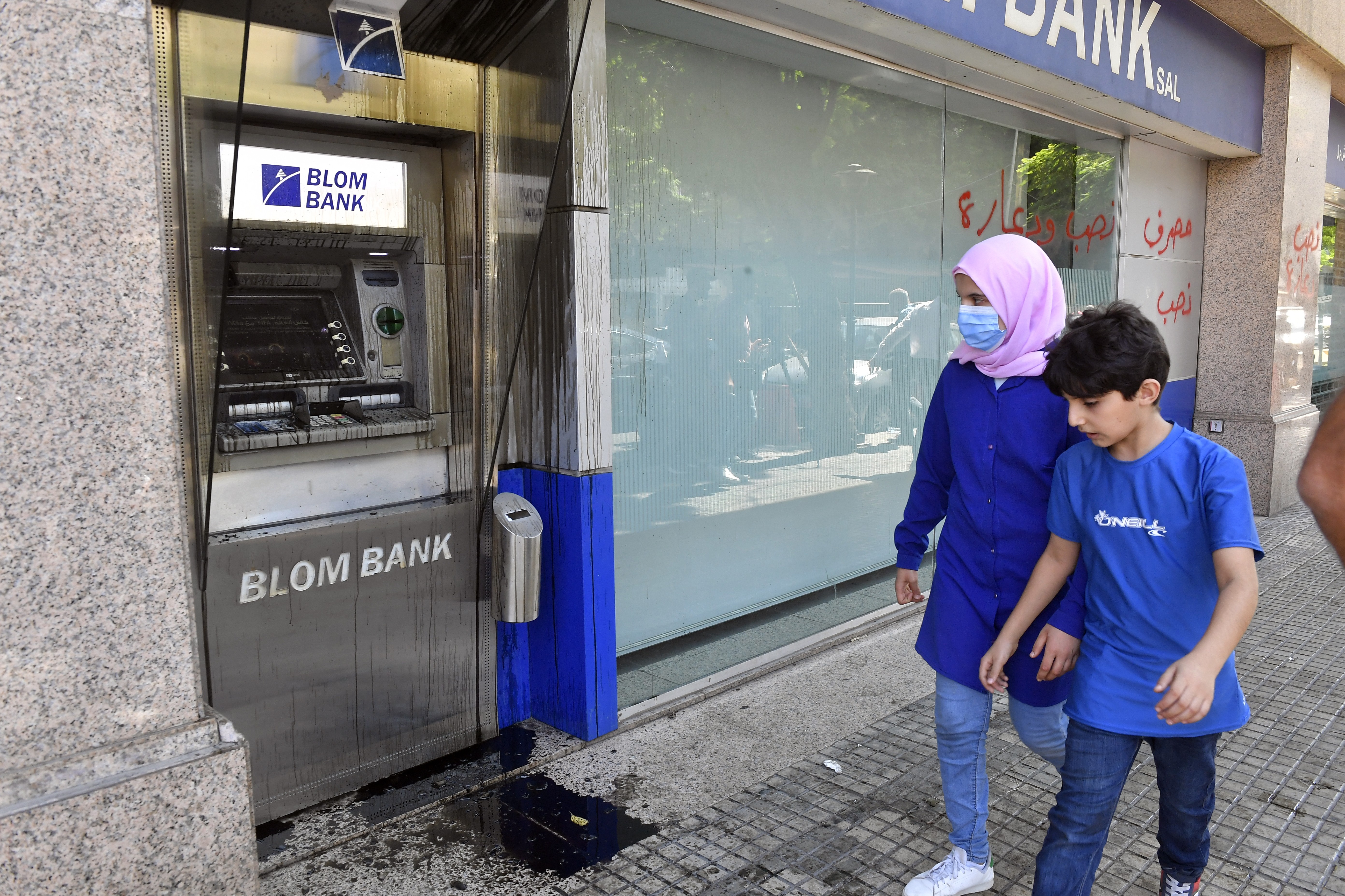 banka önündeki göstericilere basın