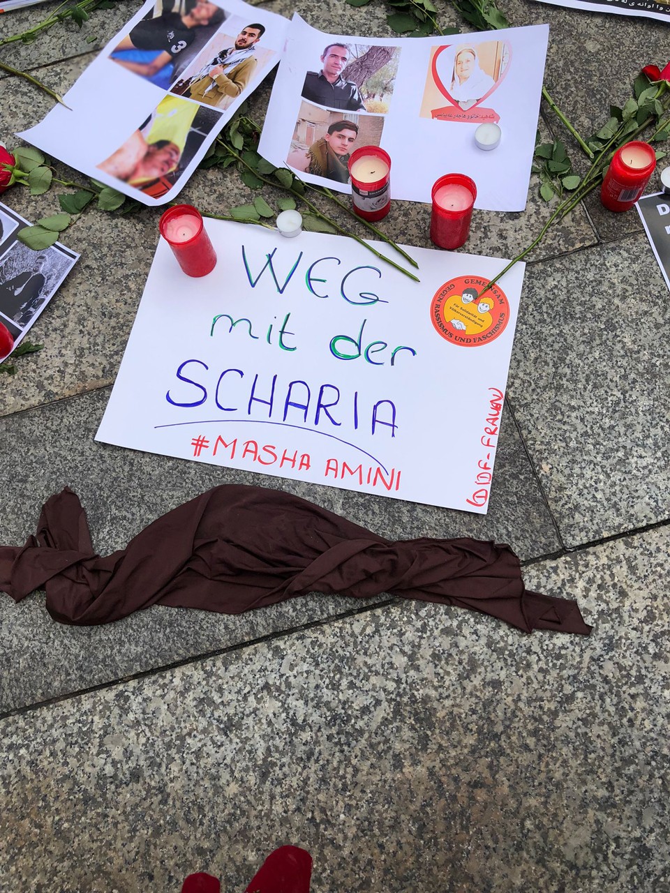 Almanya'nın Köln kentinde bir araya gelen ve Mahsa Amini'nin öldürülmesini protesto eden İranlı kadınların eyleminden bir fotoğraf.