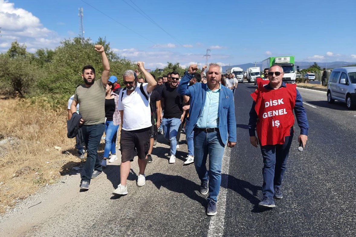 Gıda İş heyeti sloganlarla fabrikaya gidiyor.