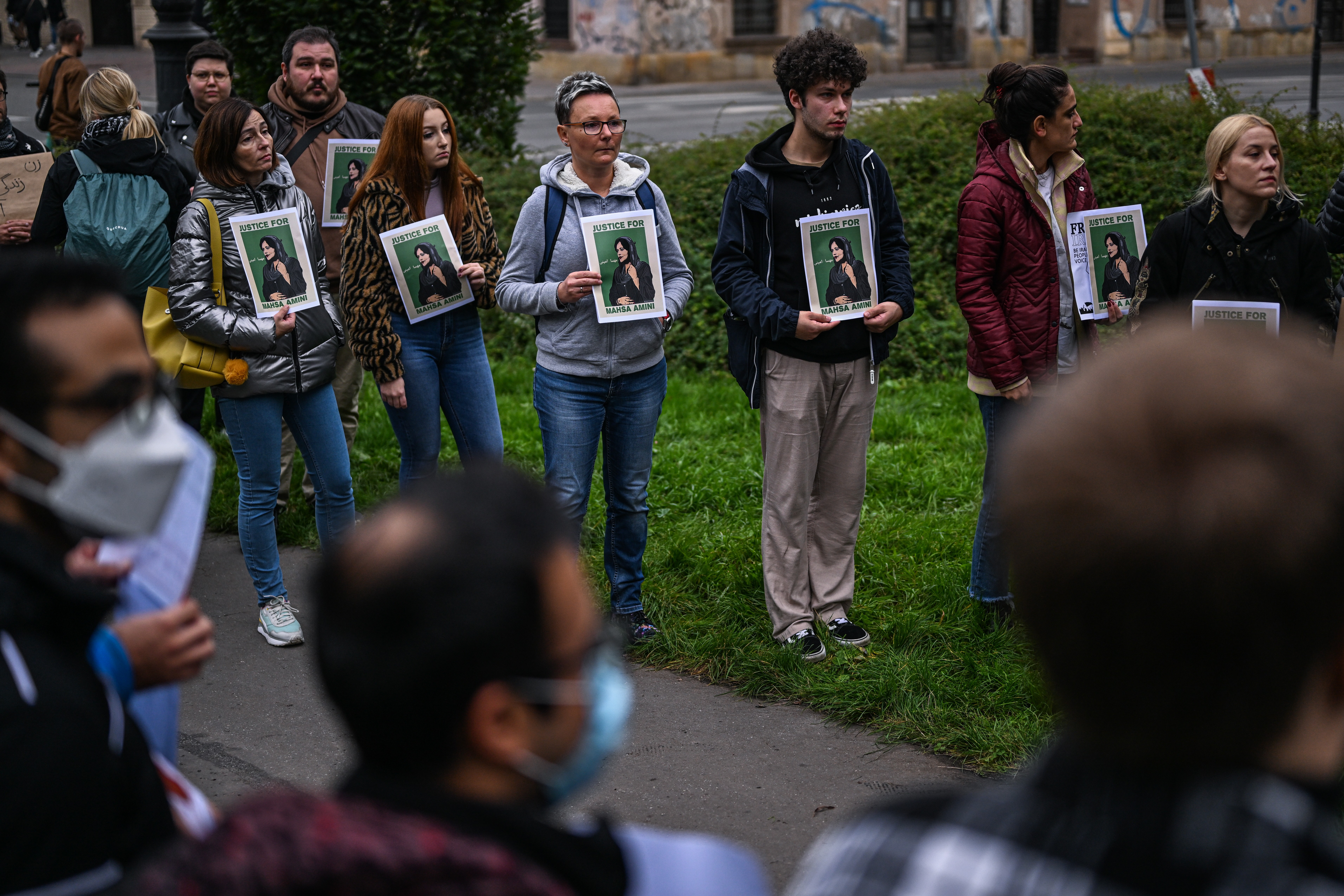 ellerinde Mahsa Amini için dövizler olan insanlar