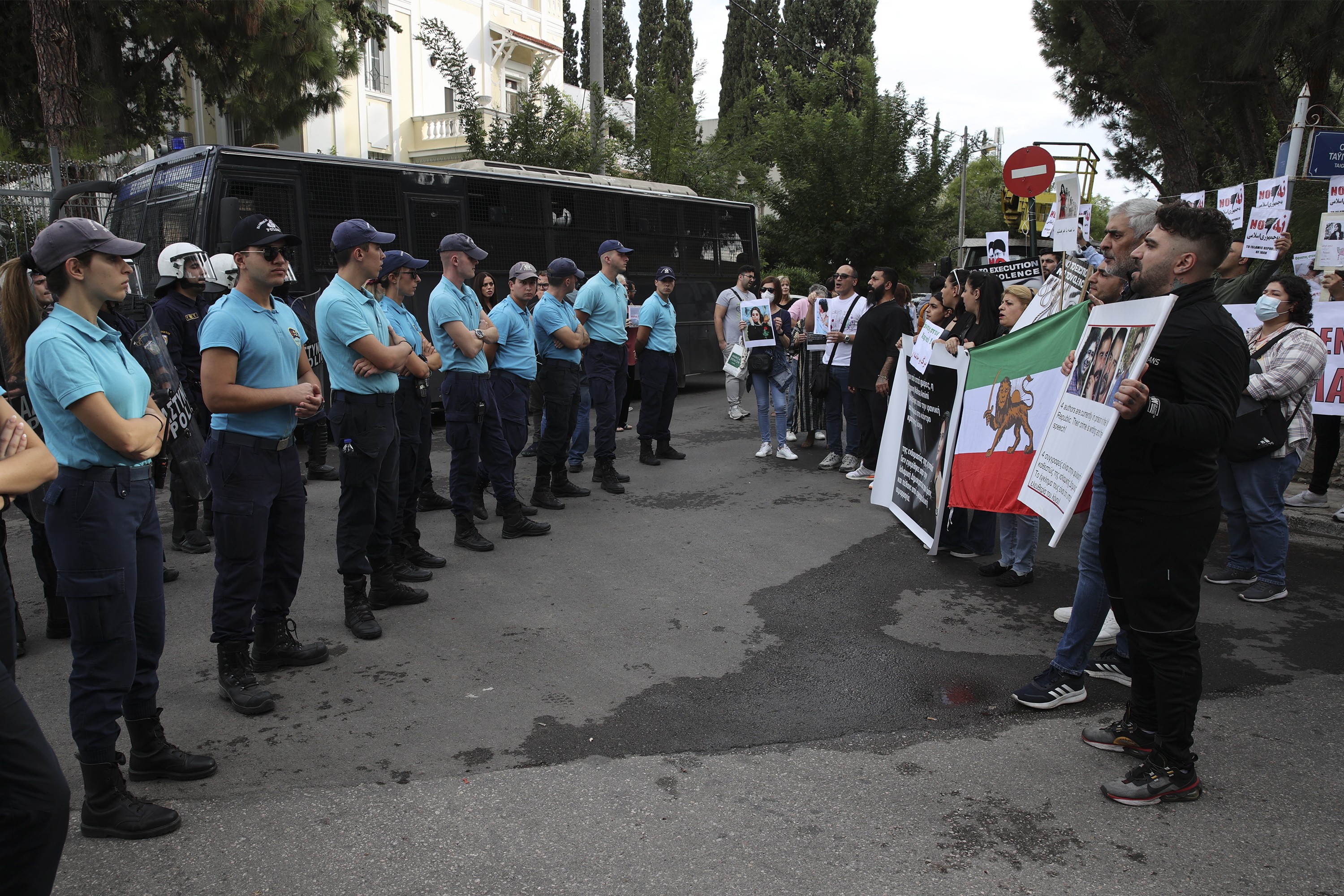 Yunanistan'da Mahsa Amini için düzenlenen eylem