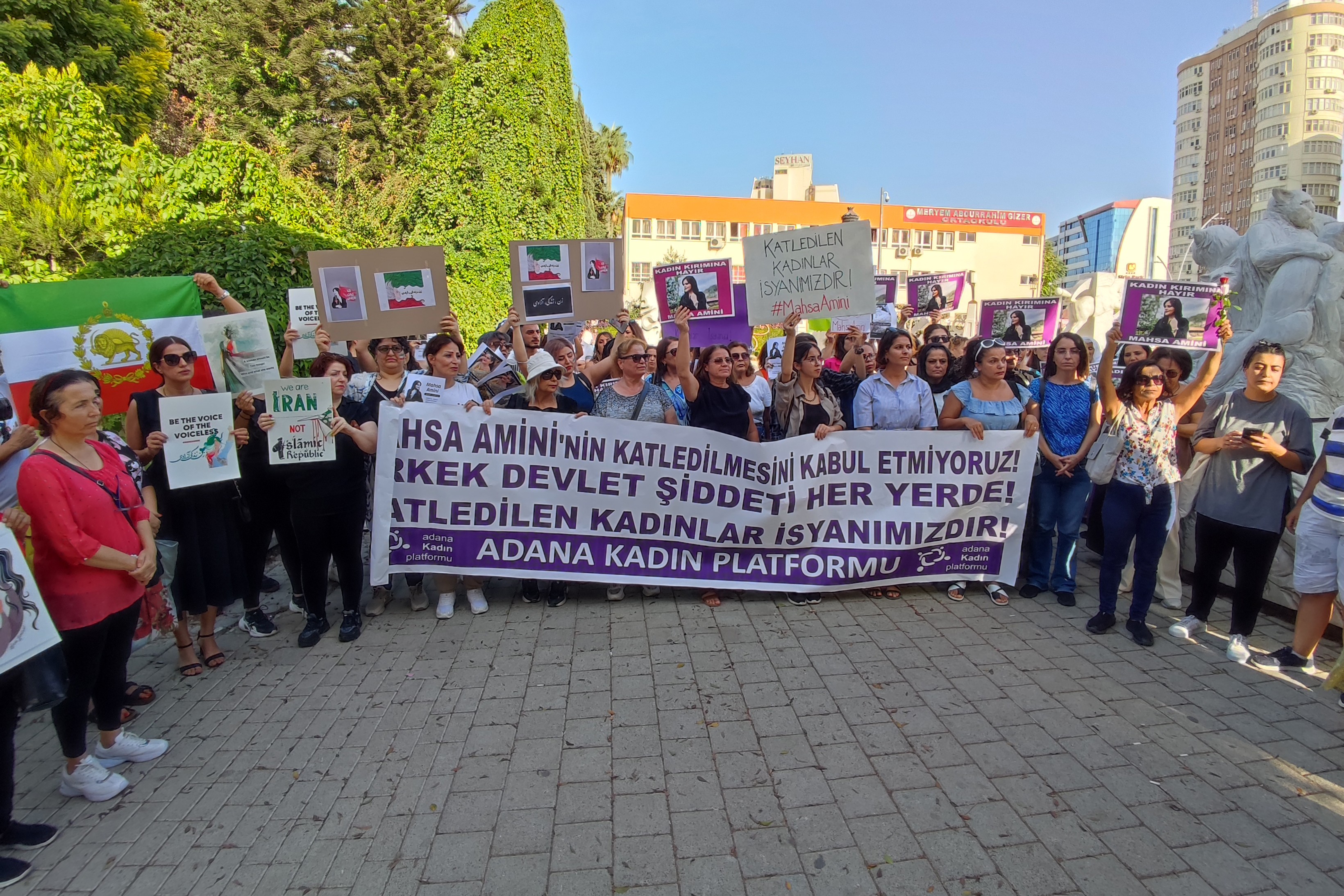 Adana'da Mahsa Amini için gerçekleştirilen eylemden bir fotoğraf.