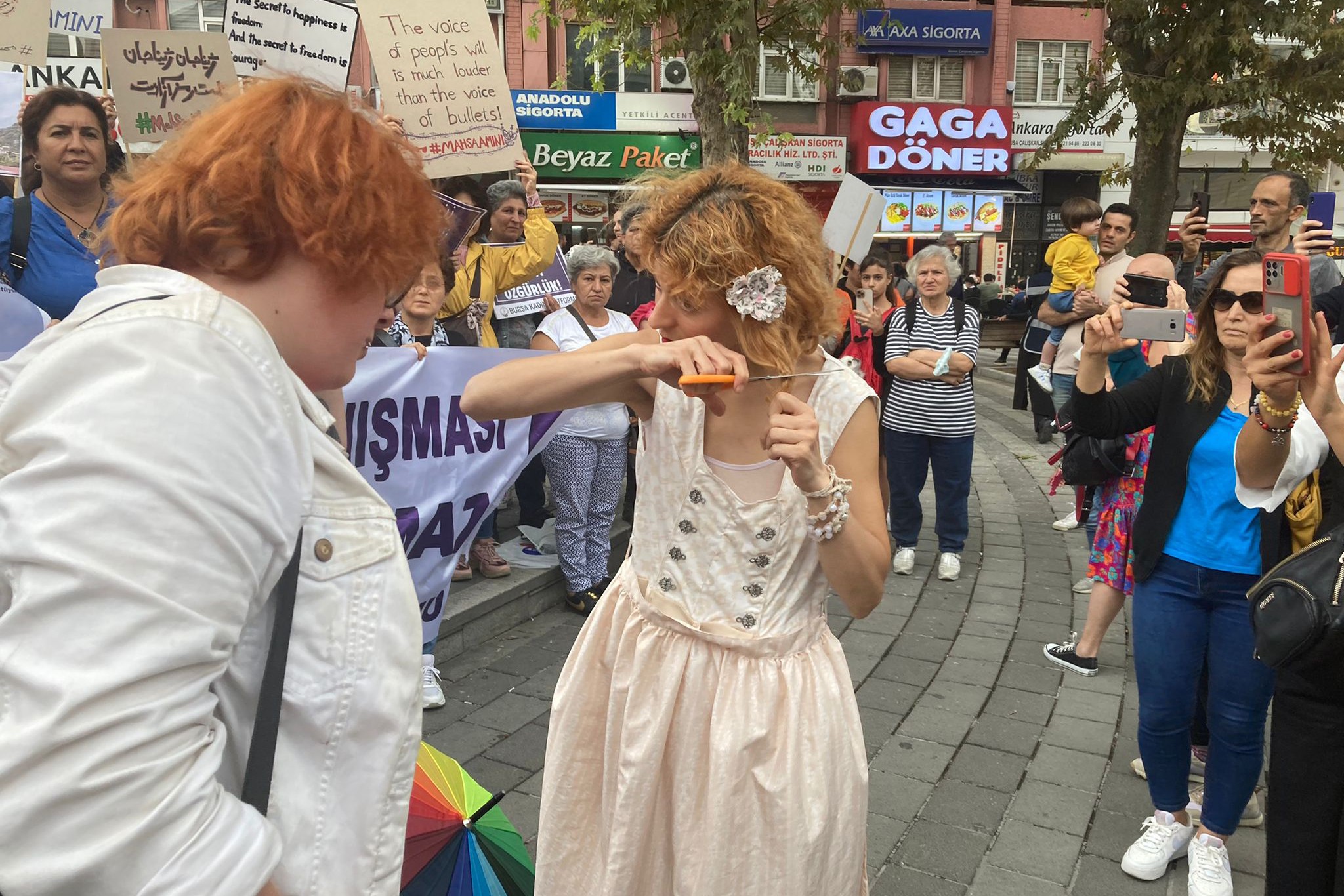 Bursa'da Mahsa Amini için gerçekleştirilen eylemden bir fotoğraf.