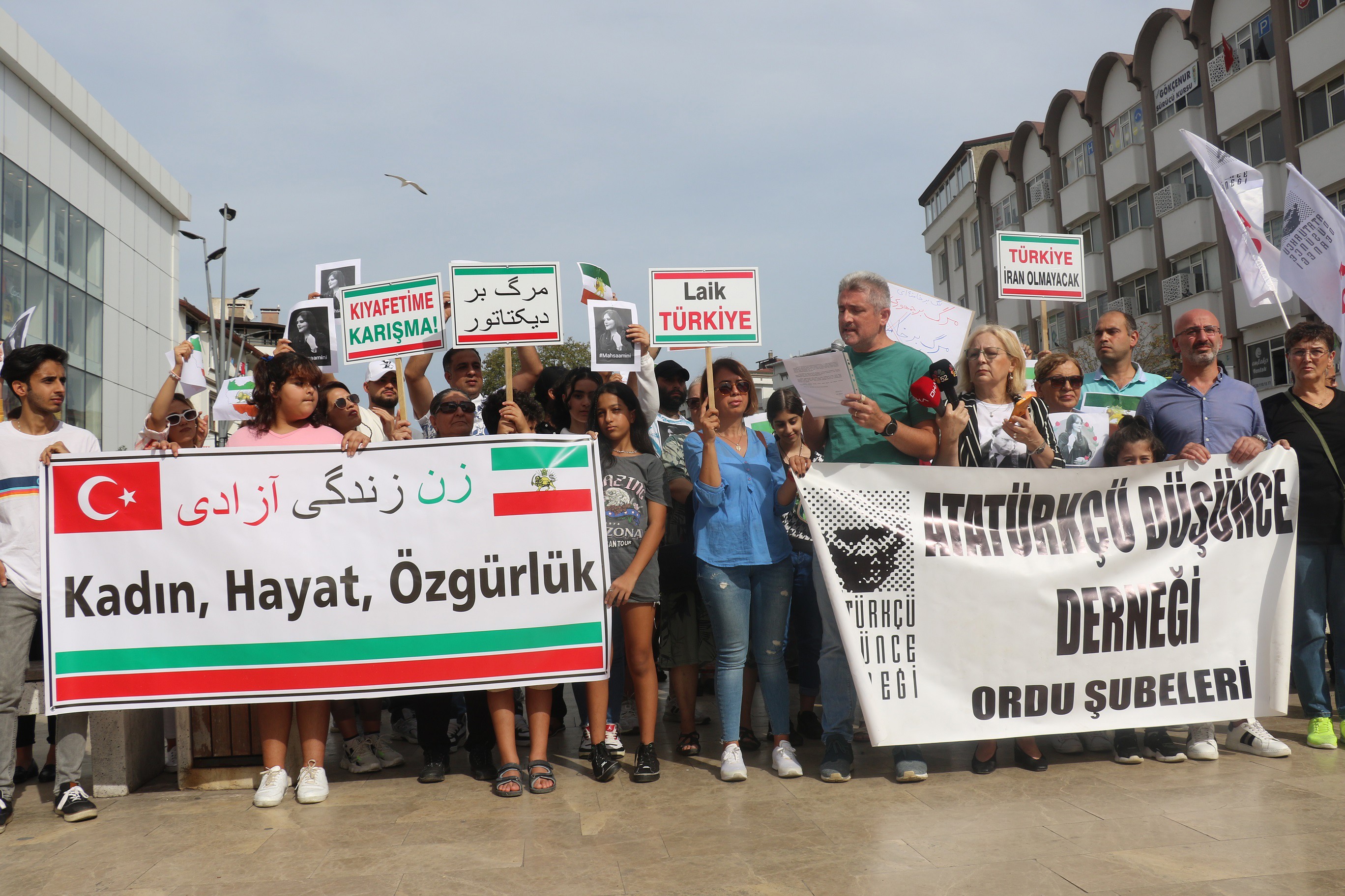 Ordu'da Mahsa Amini için yapılan basın açıklamasından bir fotoğraf.