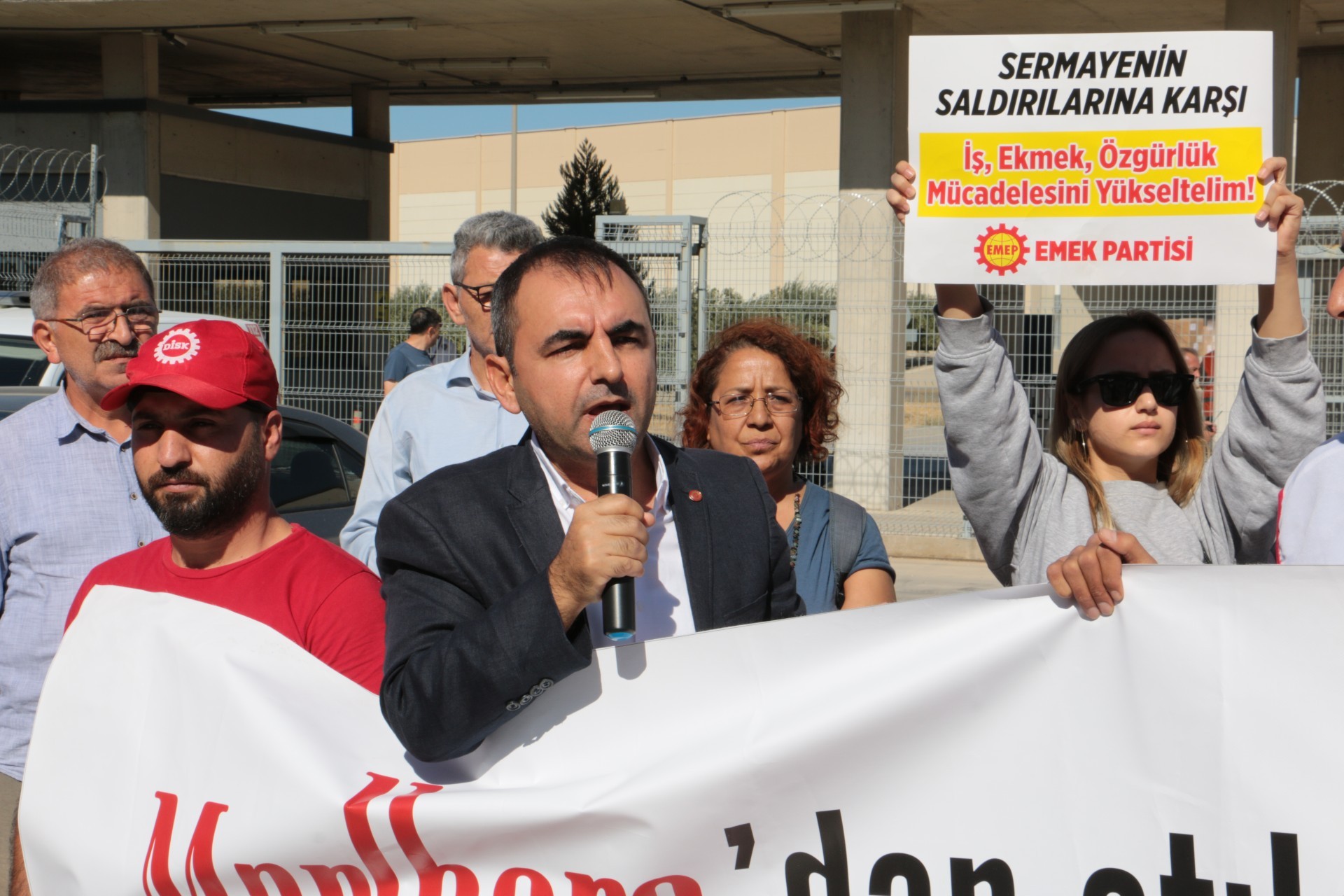 Marlboro işçilerine seslenen EMEP Genel Başkanı Akdeniz: Taşeronuyla kadrosuyla birleşerek kazanacağız