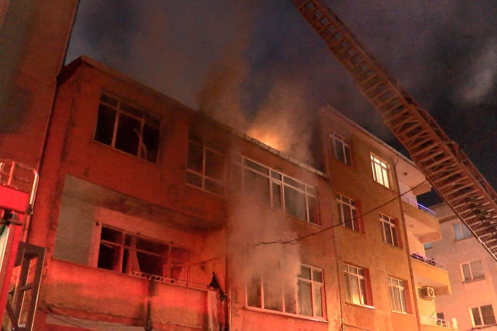 Kadıköy'deki patlamanın olduğu evde ölen kişi, İsviçre'de 4 kişinin öldürülmesine karışan Mustafa Karahan'mış