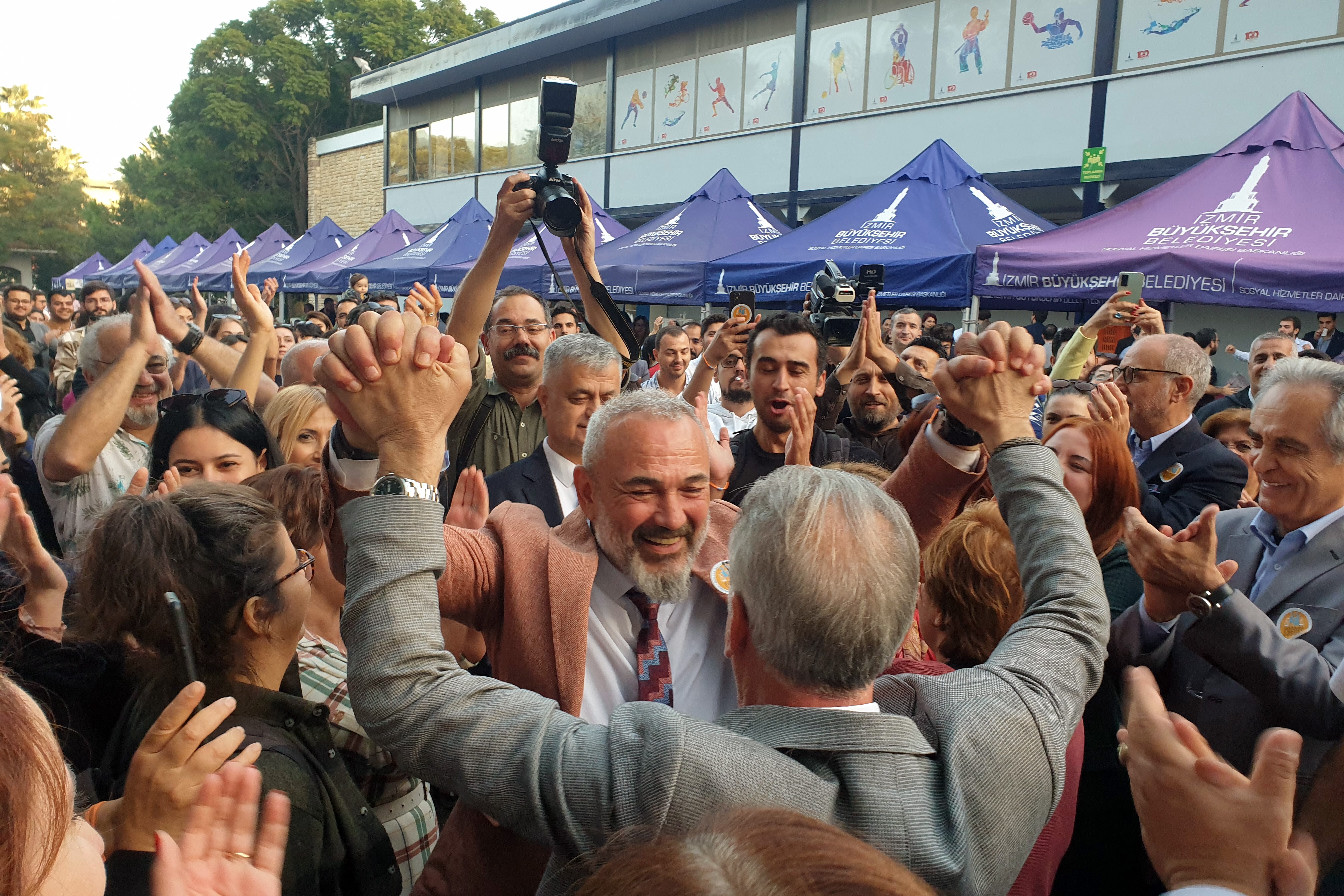 Baronun önceki başkanı Özkan Yücel ve yeni başkan Sefa Yılmaz, sonuçarı kutluyor.