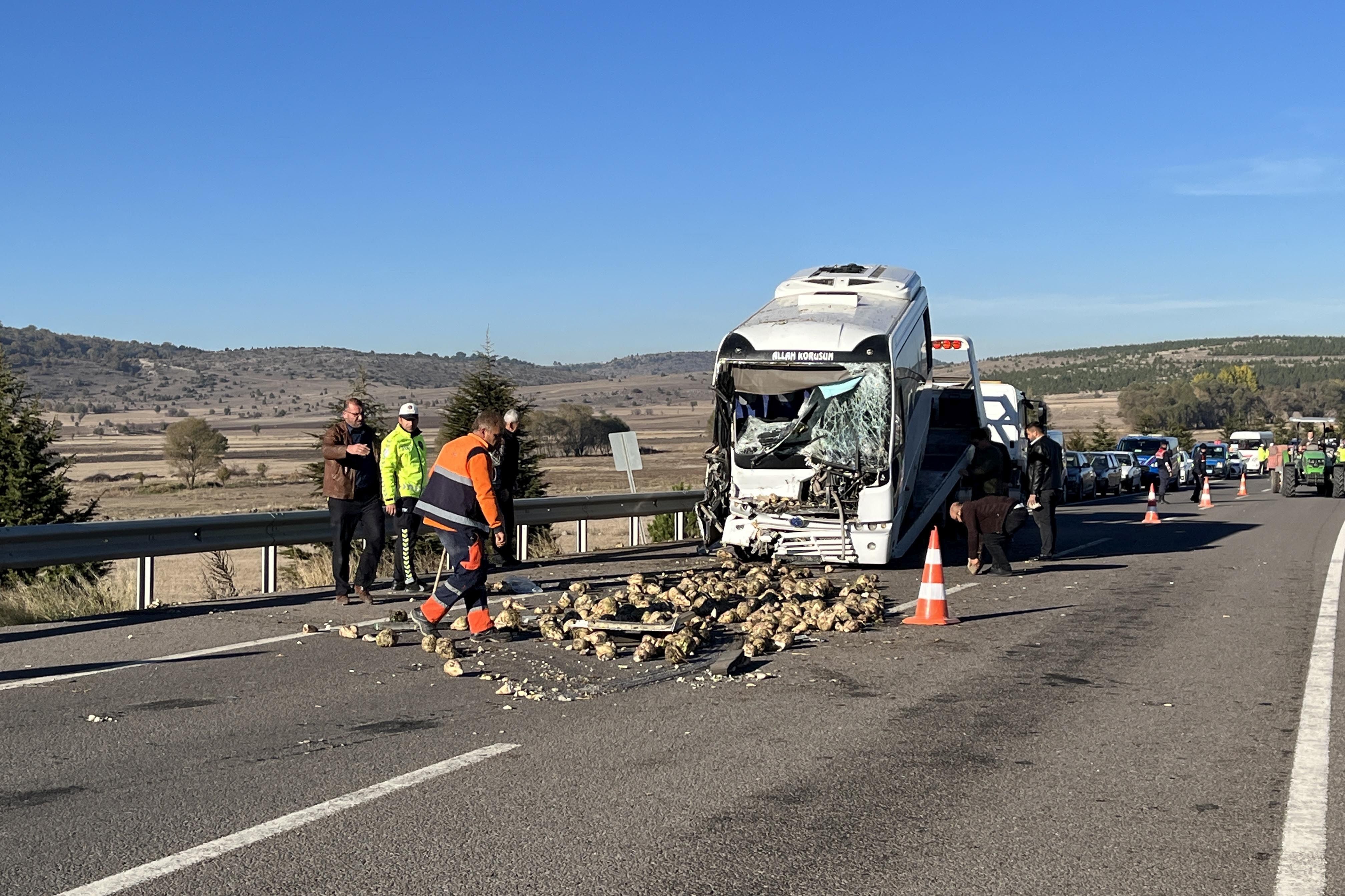 Kütahya’da işçi servisi traktöre çarptı