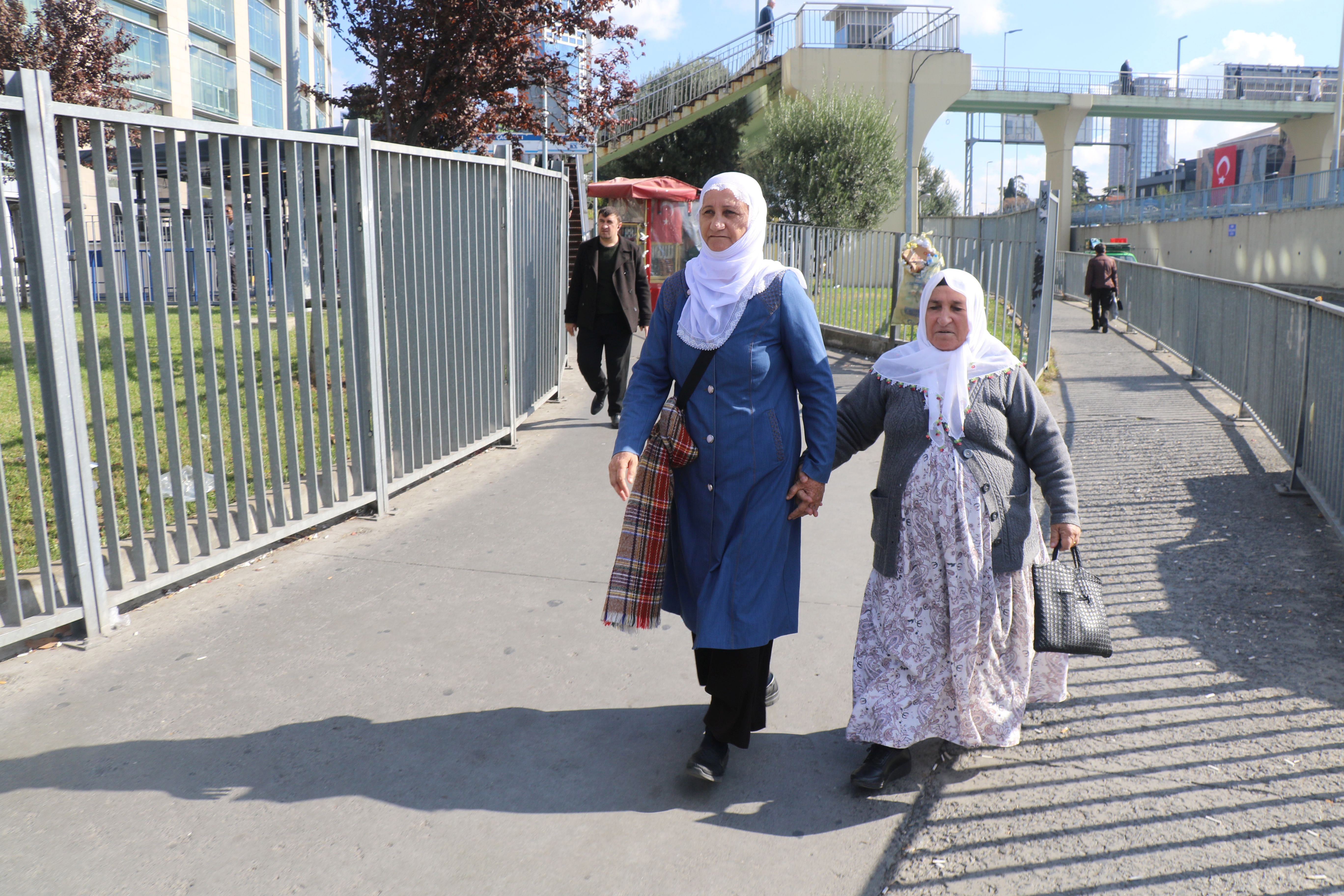 Adalet nöbetinde tutuklu yakınları ve gazetecilere gözaltı.