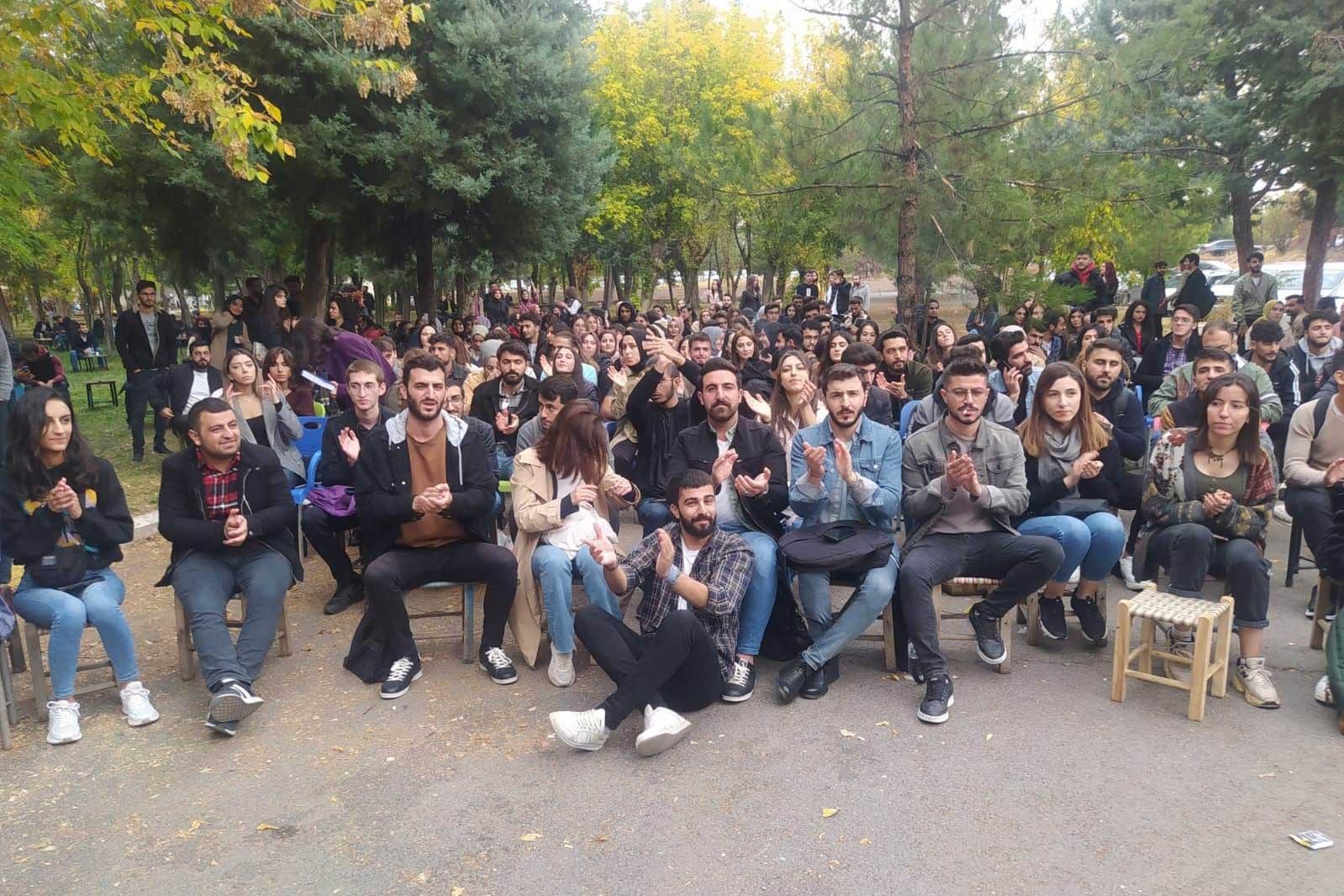 Dicle Üniversitesi Hukuk Fakültesi öğrencileri yer değişikliğini protesto etti